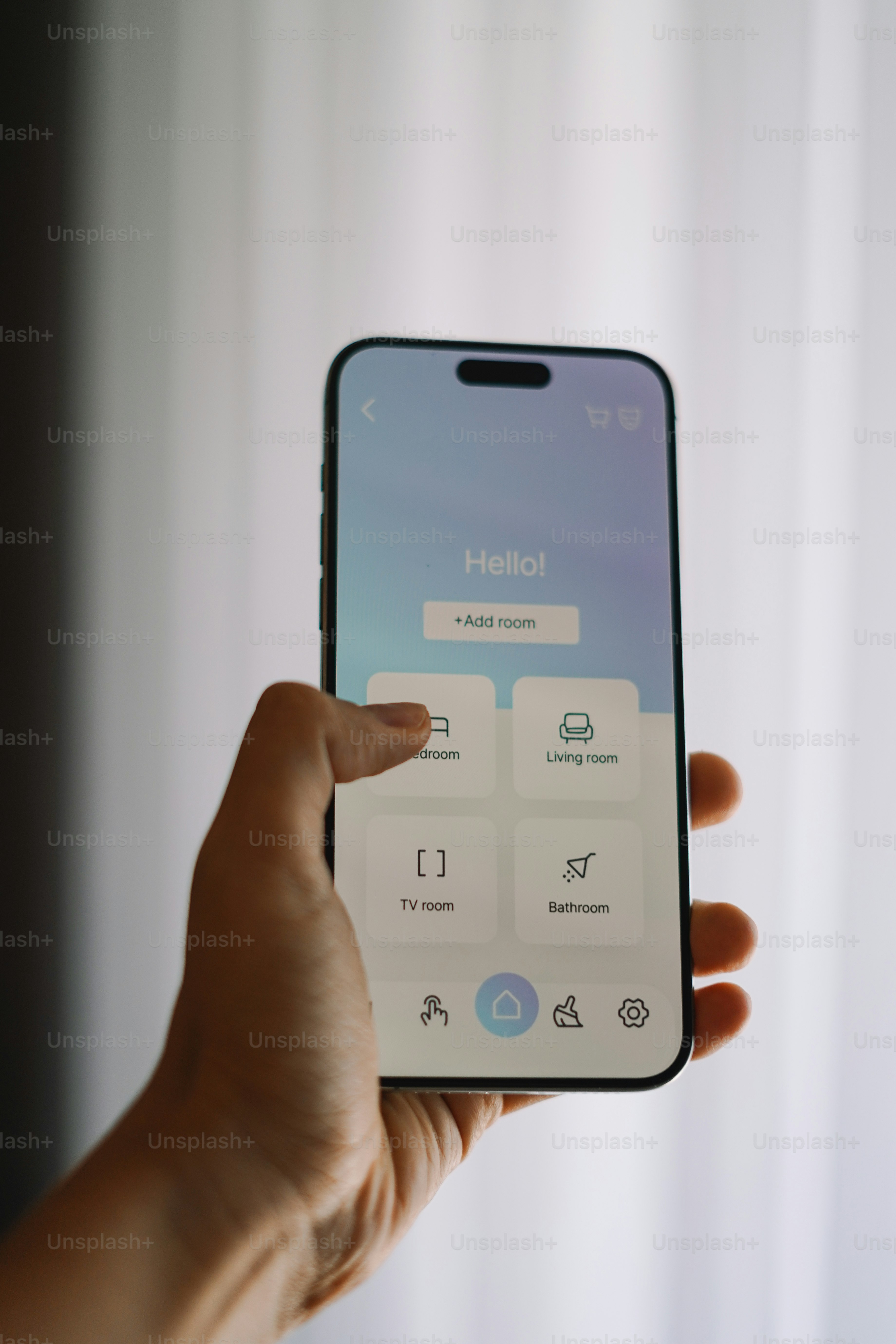 Una persona sosteniendo un teléfono celular en la mano