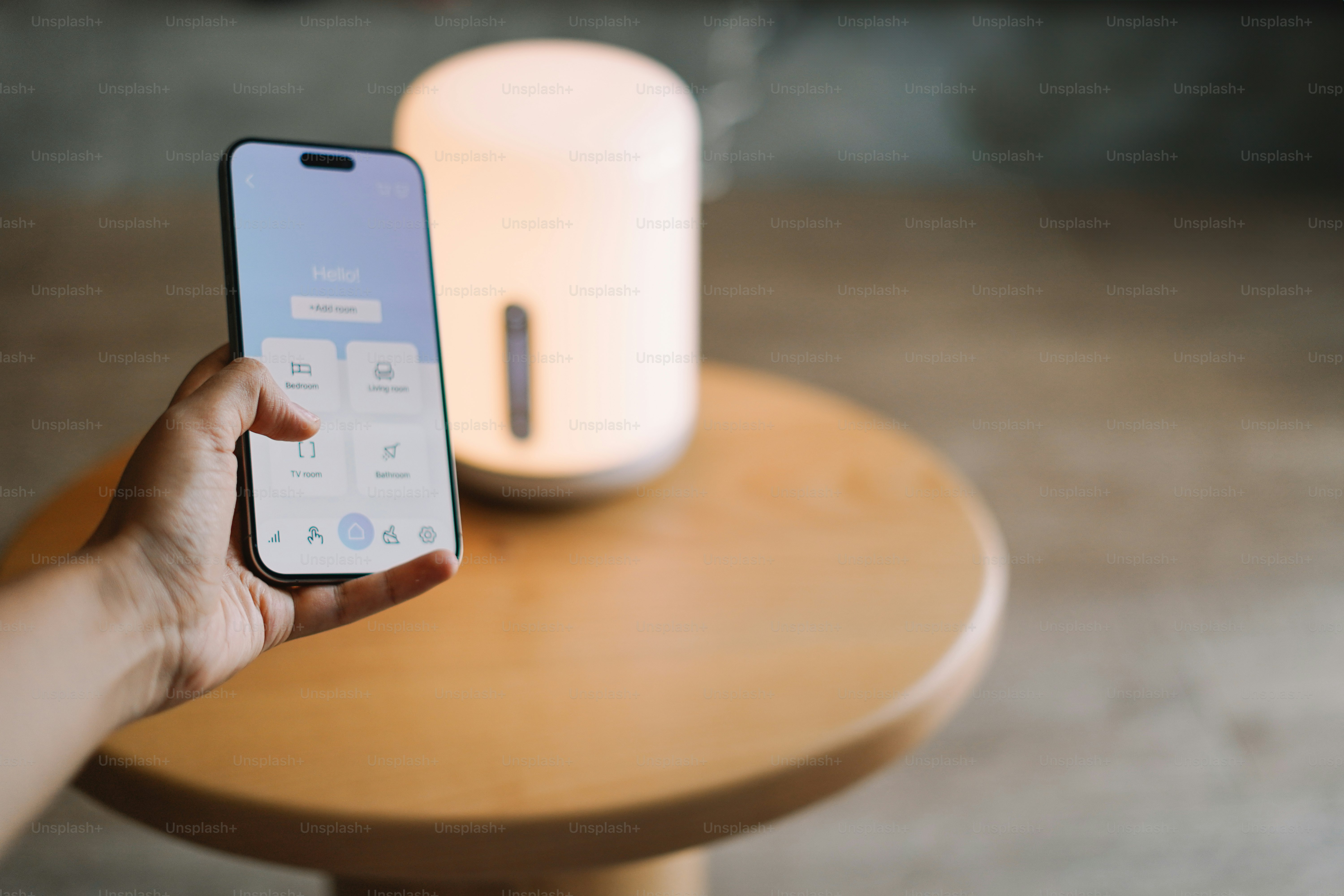Una persona sosteniendo un teléfono celular en la mano