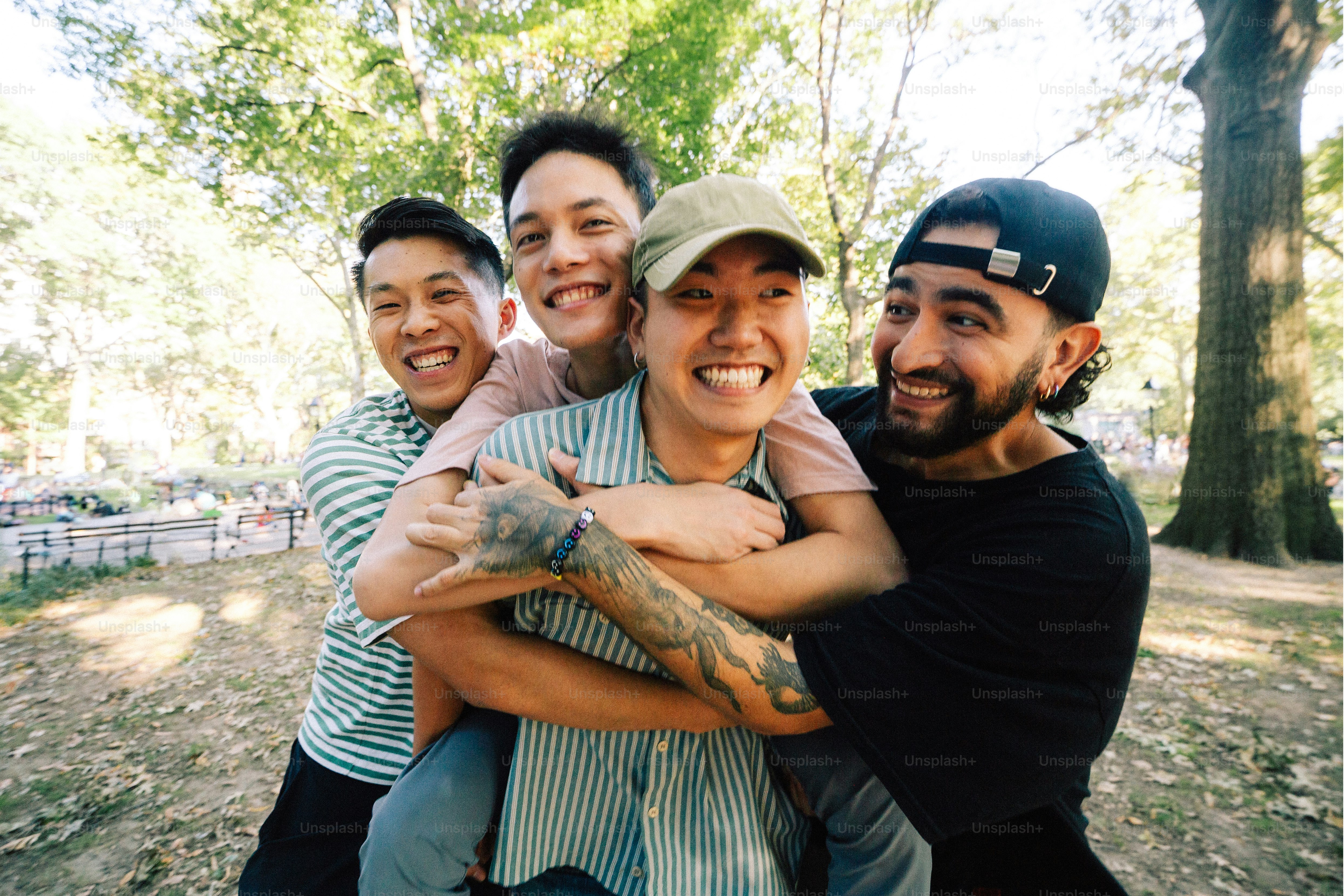 Un grupo de personas abrazándose en un parque