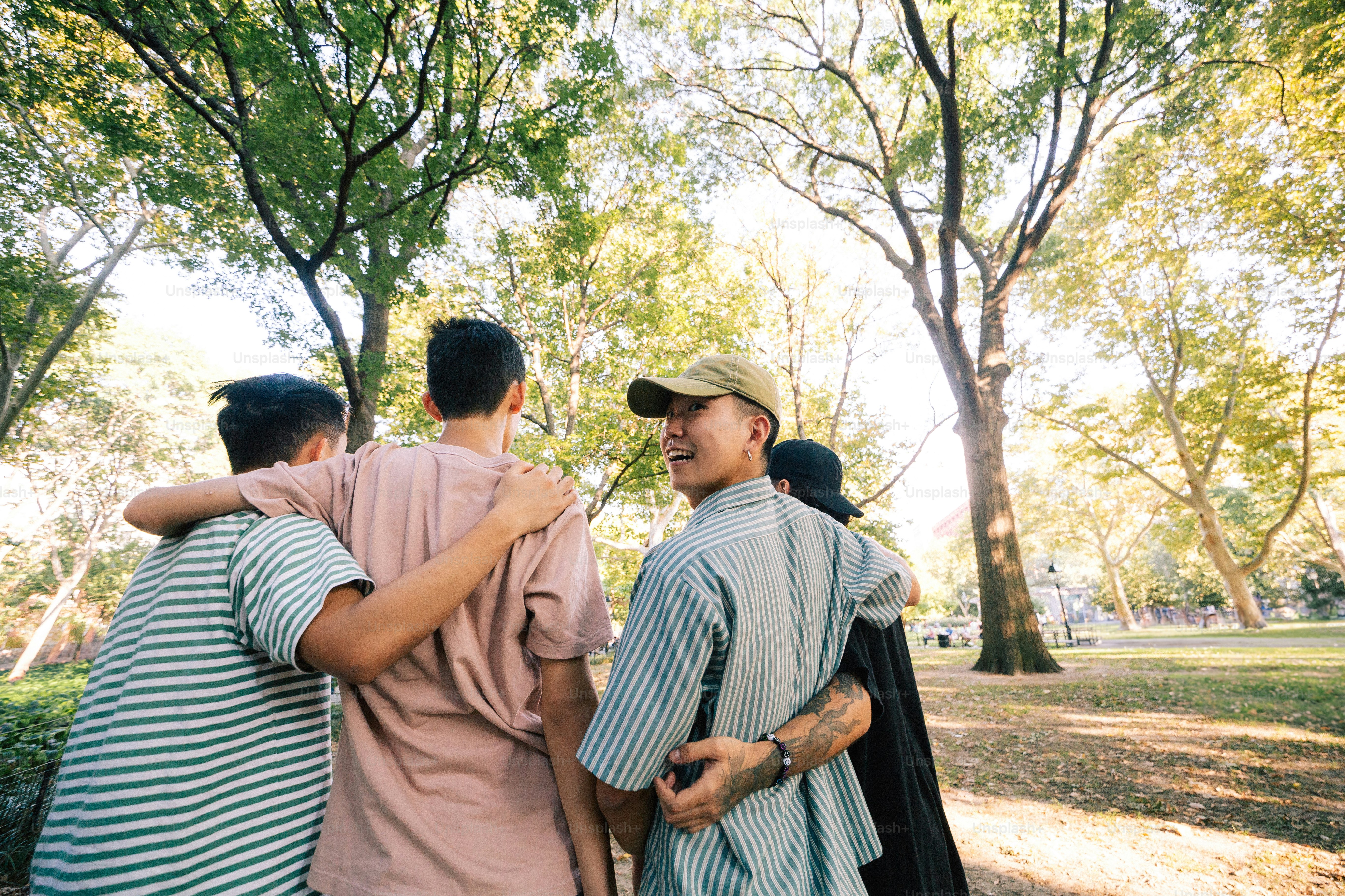 Eine Gruppe von Menschen, die in einem Park nebeneinander stehen