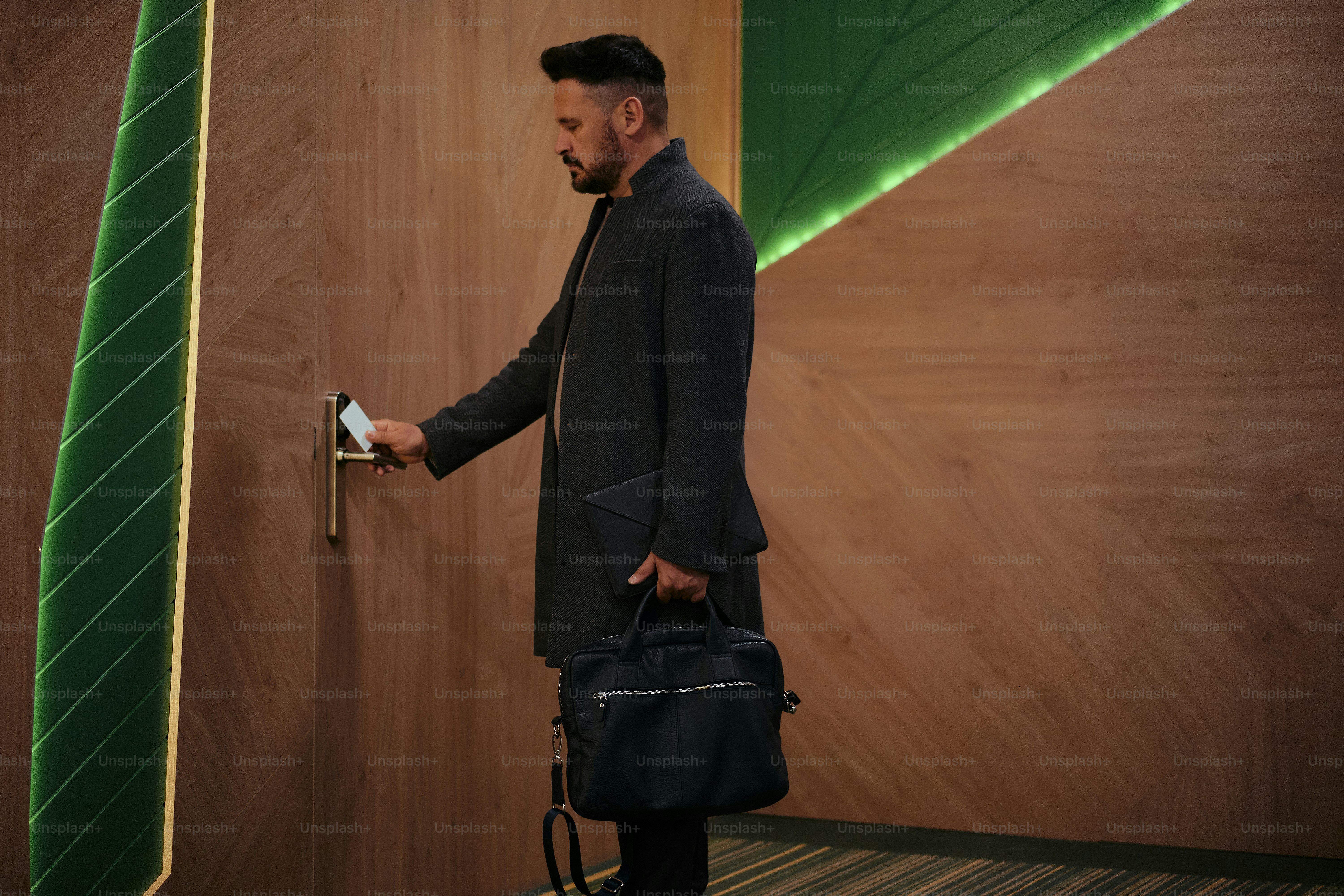 Ein Mann steht vor einer Holzwand