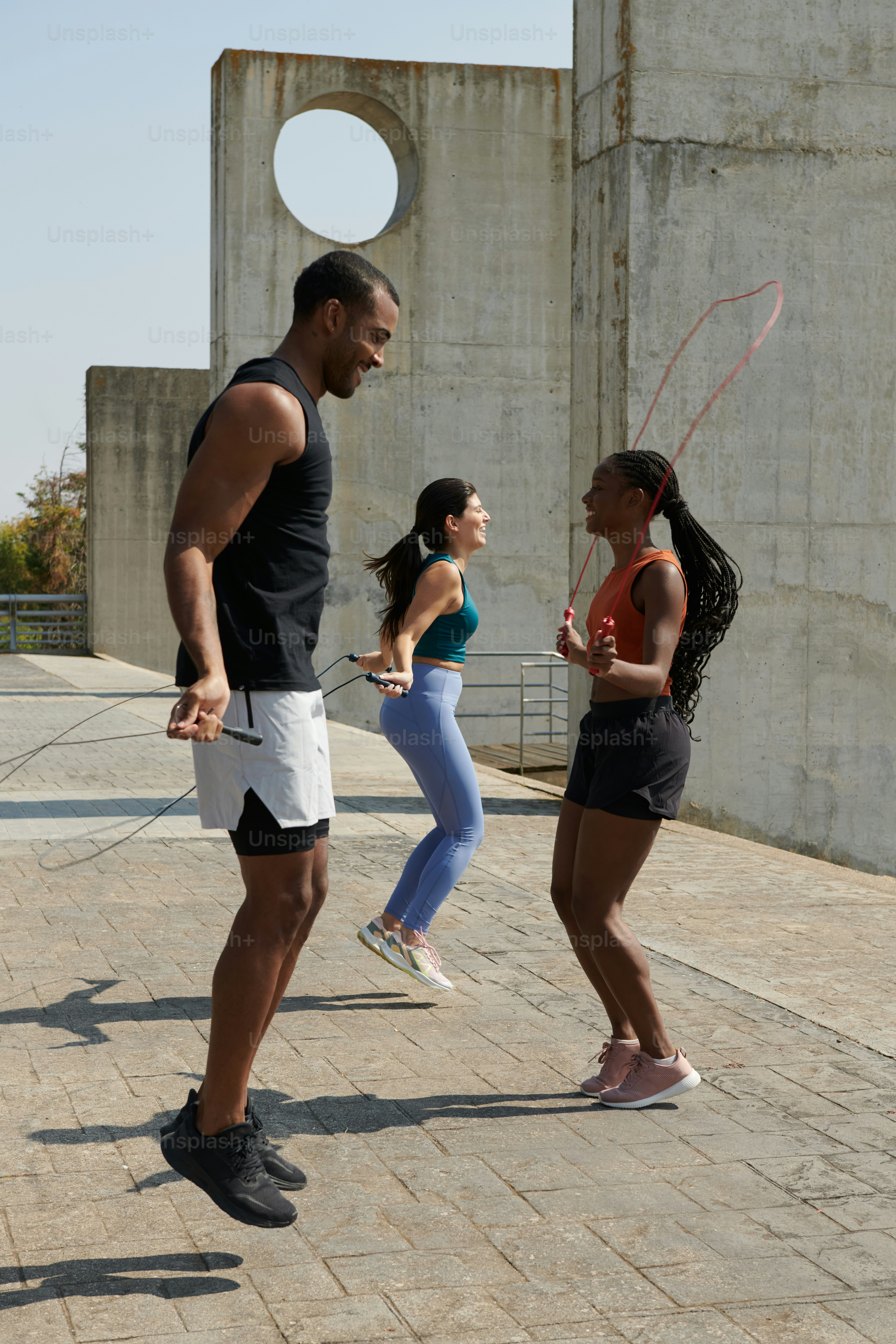 Un groupe de personnes debout les unes autour des autres