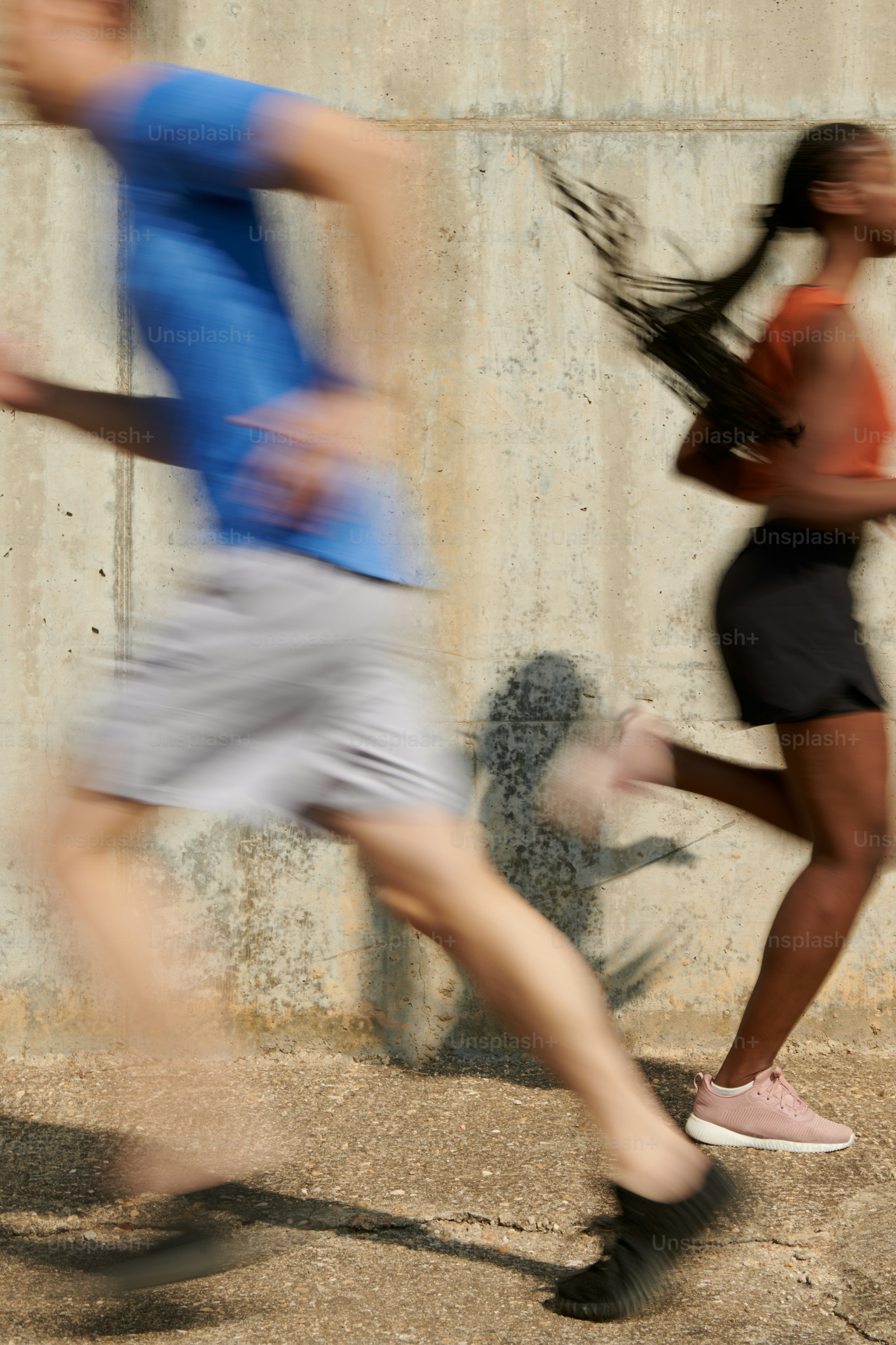 Una foto borrosa de un hombre y una mujer corriendo