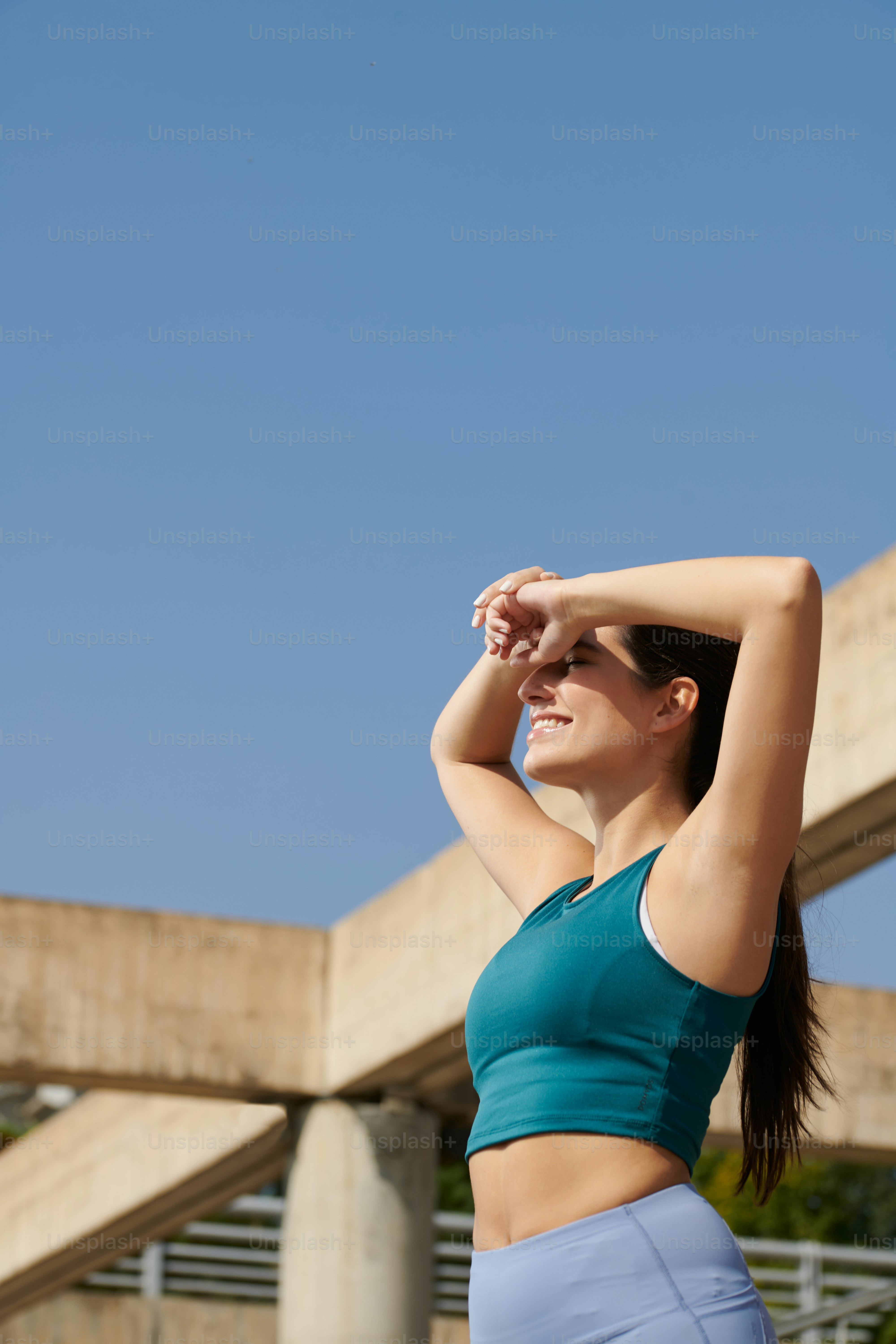 Une femme en soutien-gorge de sport et legging