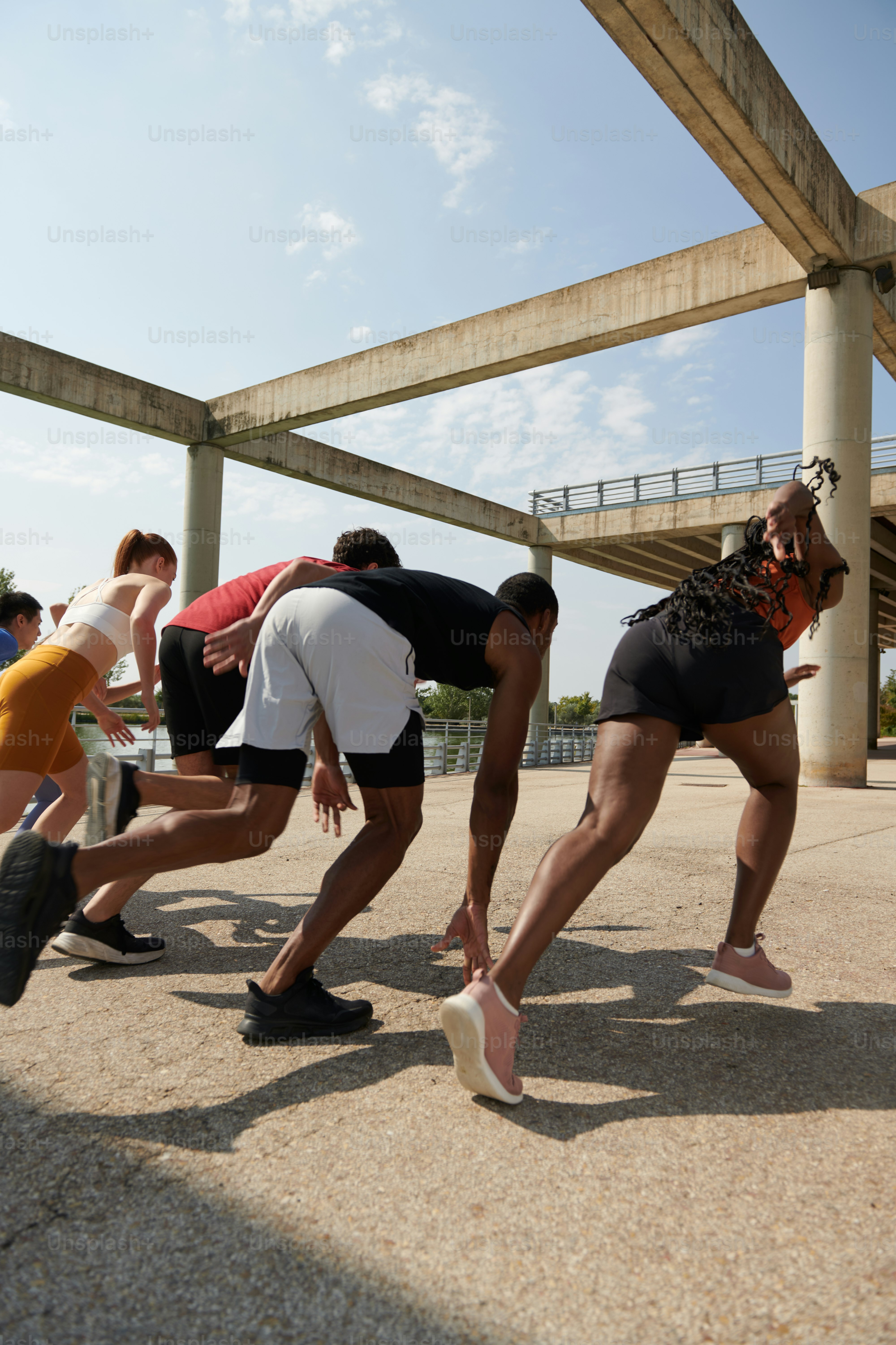 Un groupe de personnes jouant à une partie de frisbee