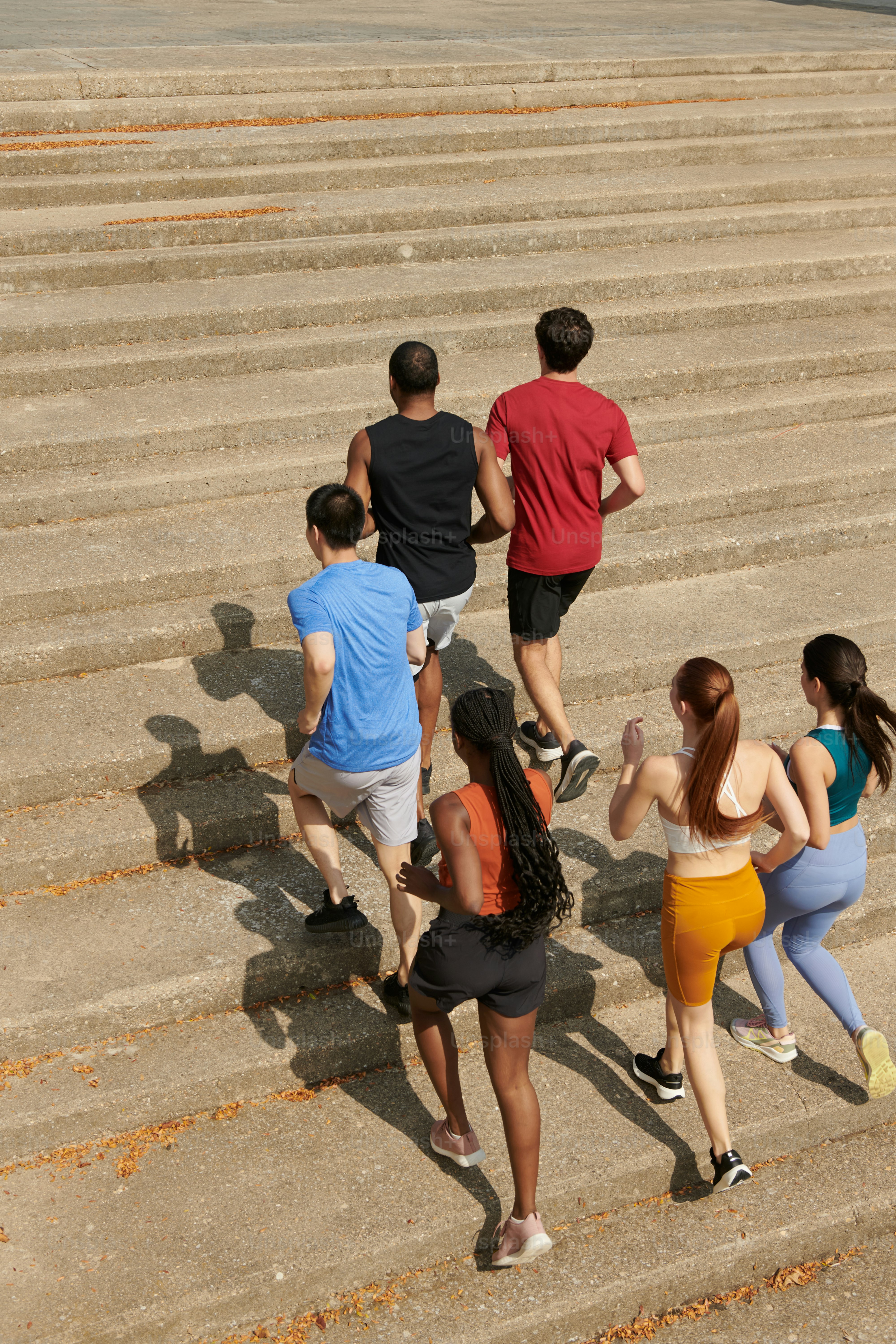 Un grupo de personas subiendo corriendo un tramo de escaleras