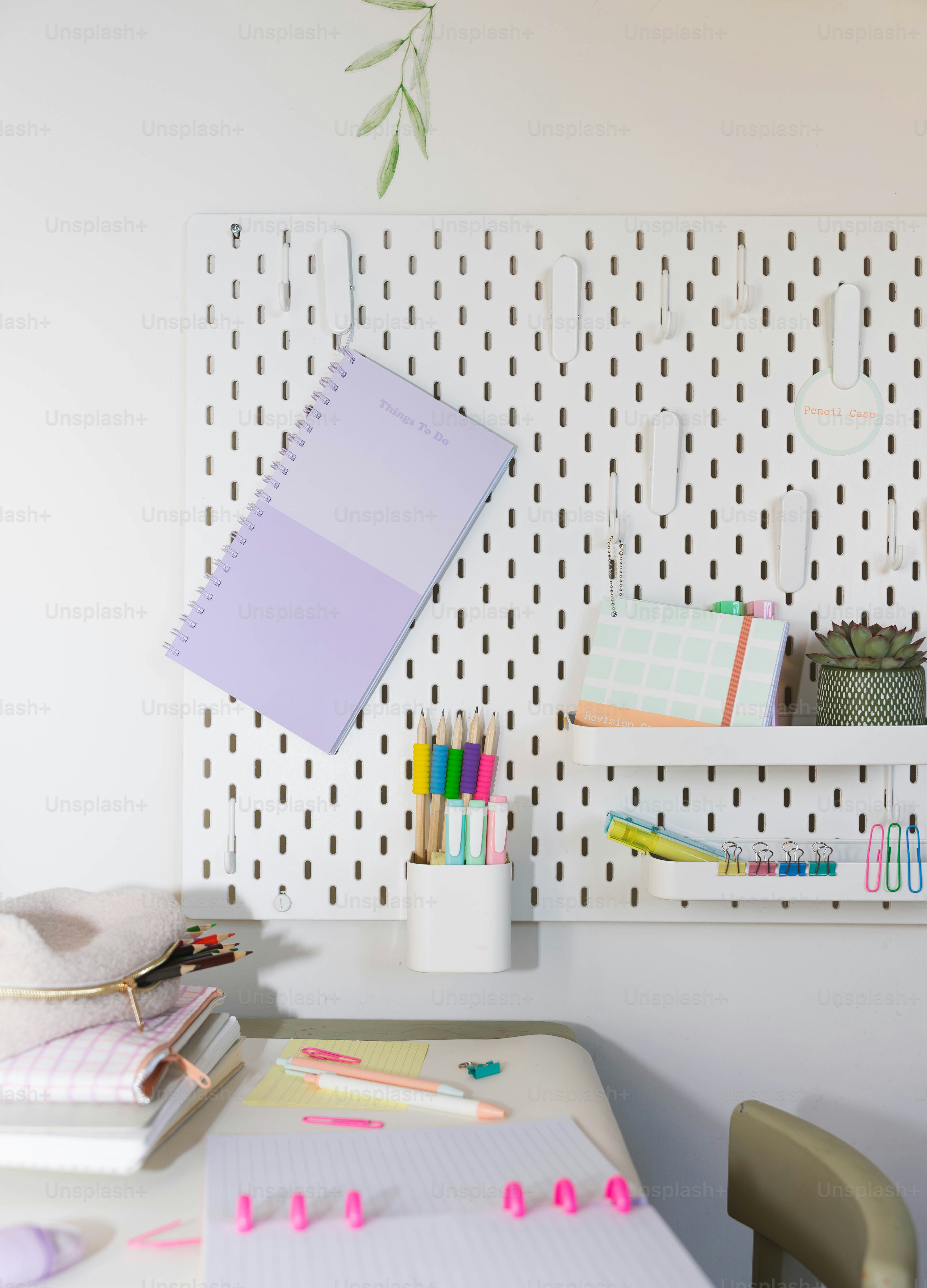 Una habitación con un escritorio, una silla y estanterías