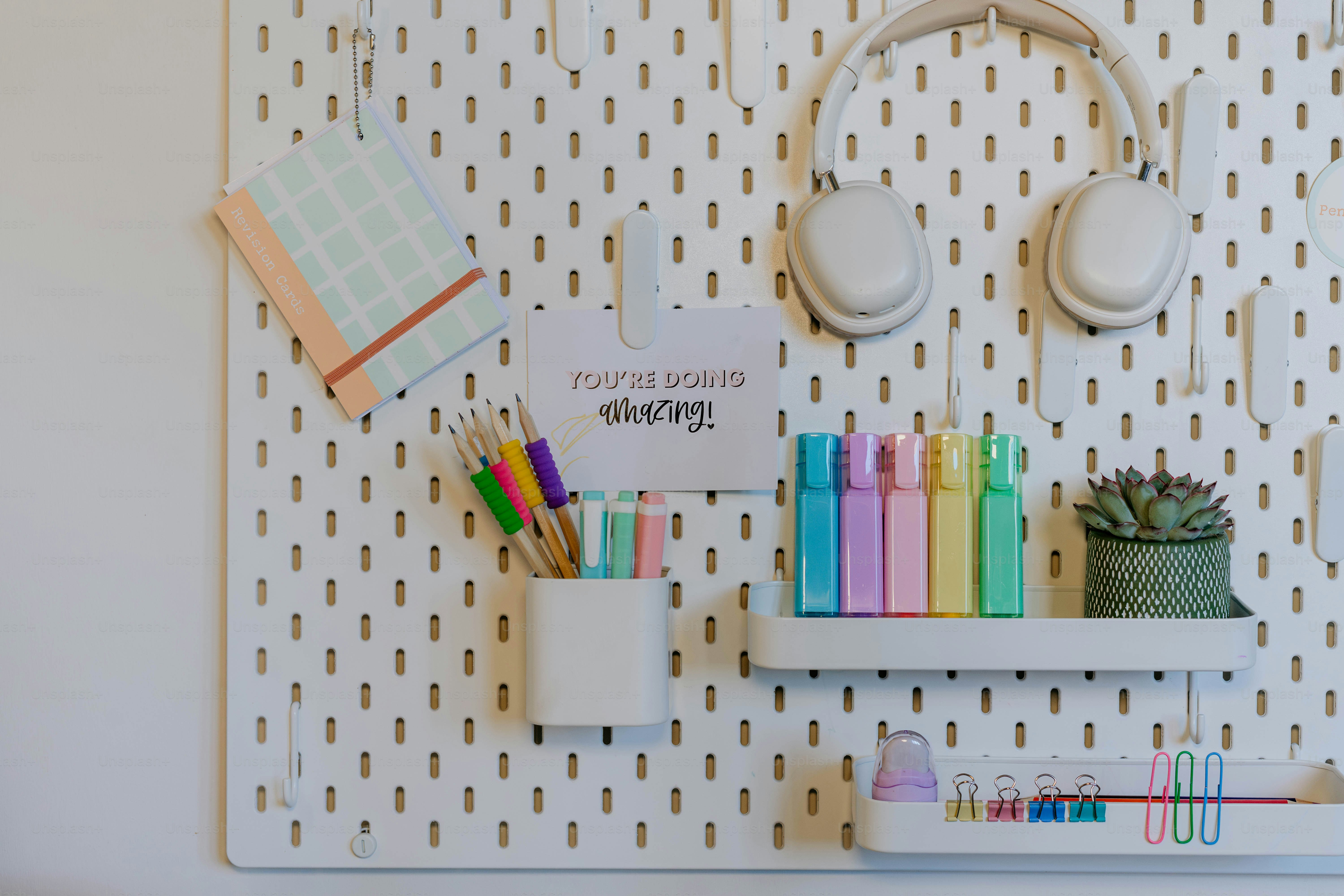 Uma mesa com fones de ouvido e livros