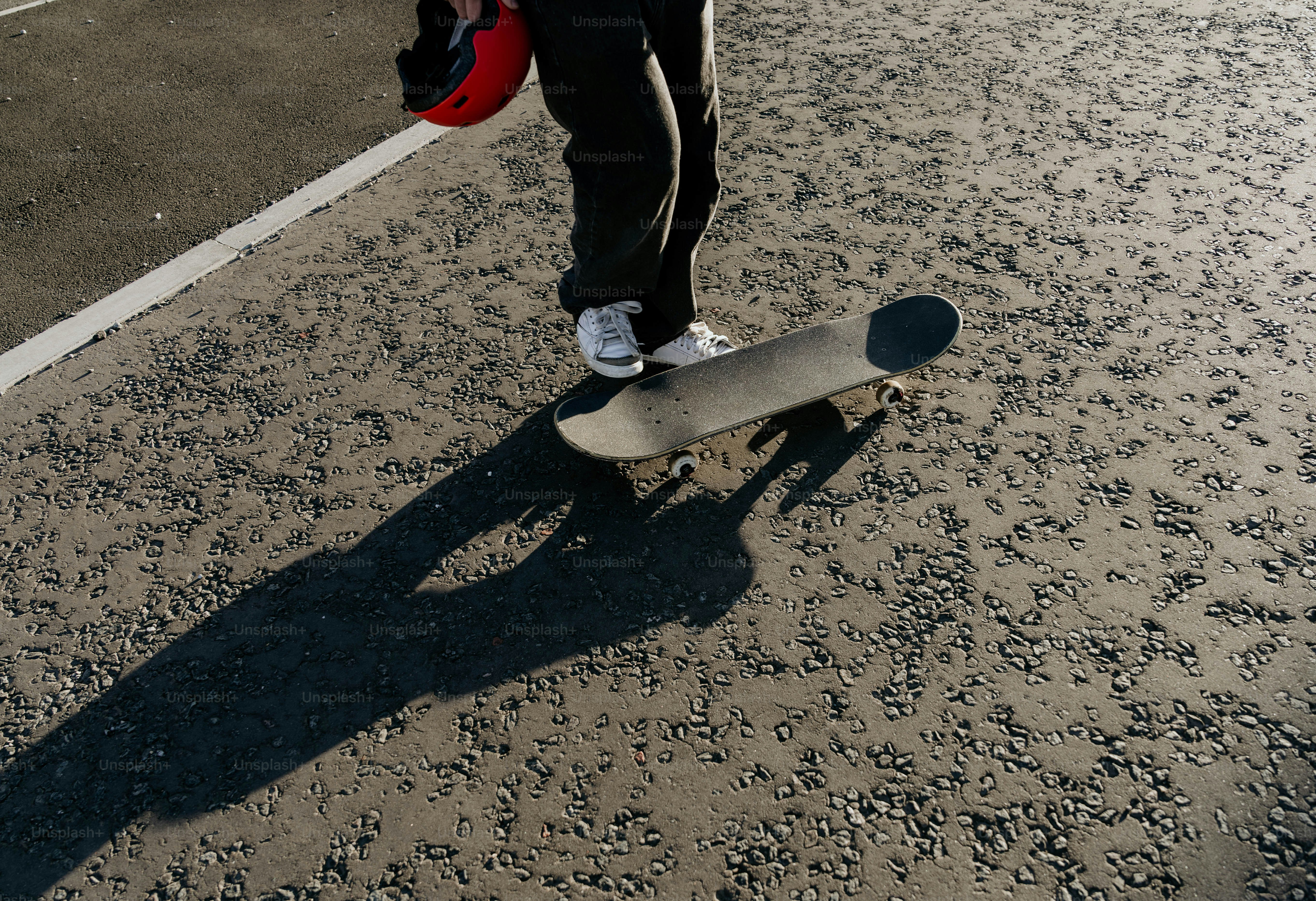 Une personne faisant de la planche à roulettes dans une rue