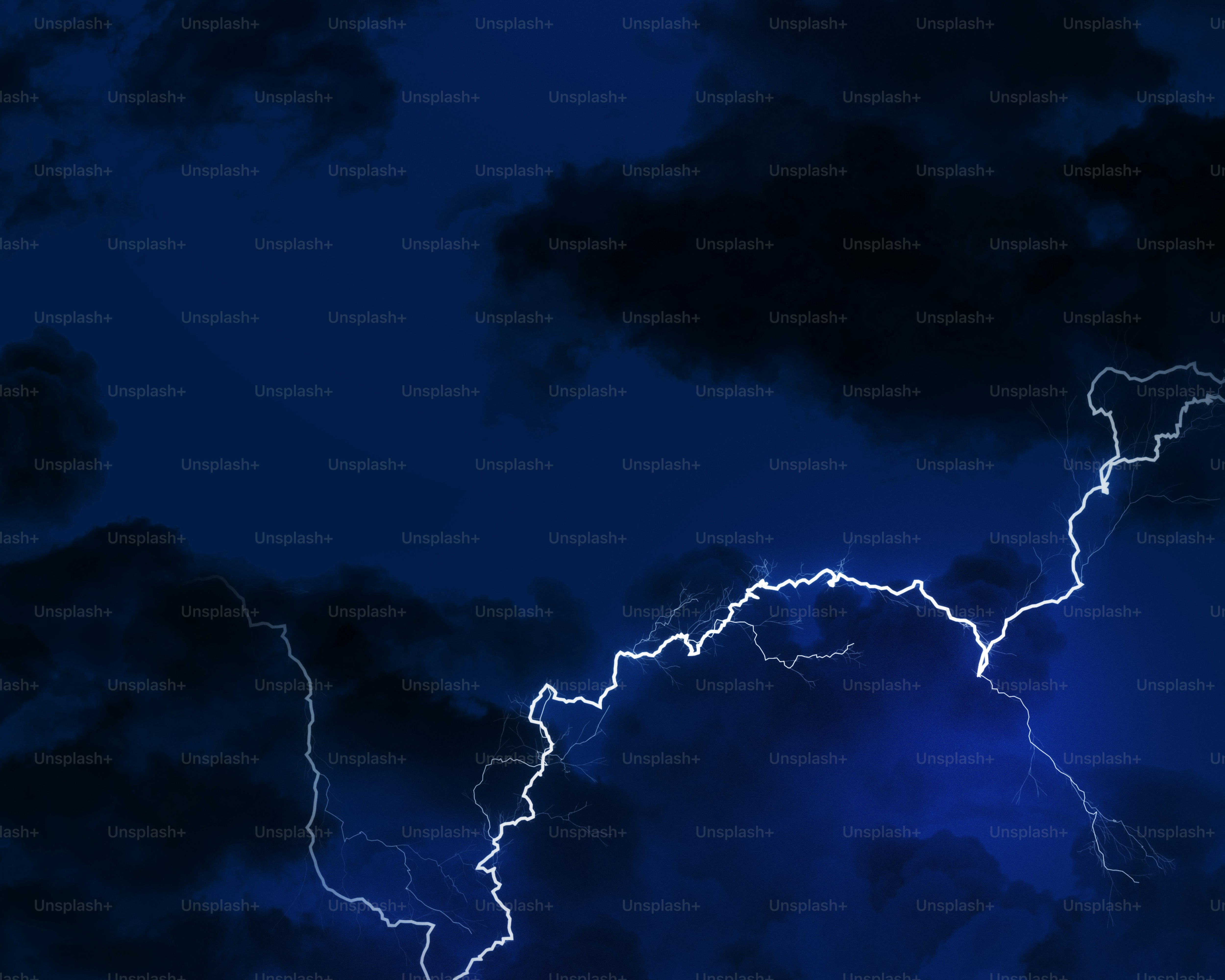 Un cielo azul con algunas nubes y relámpagos