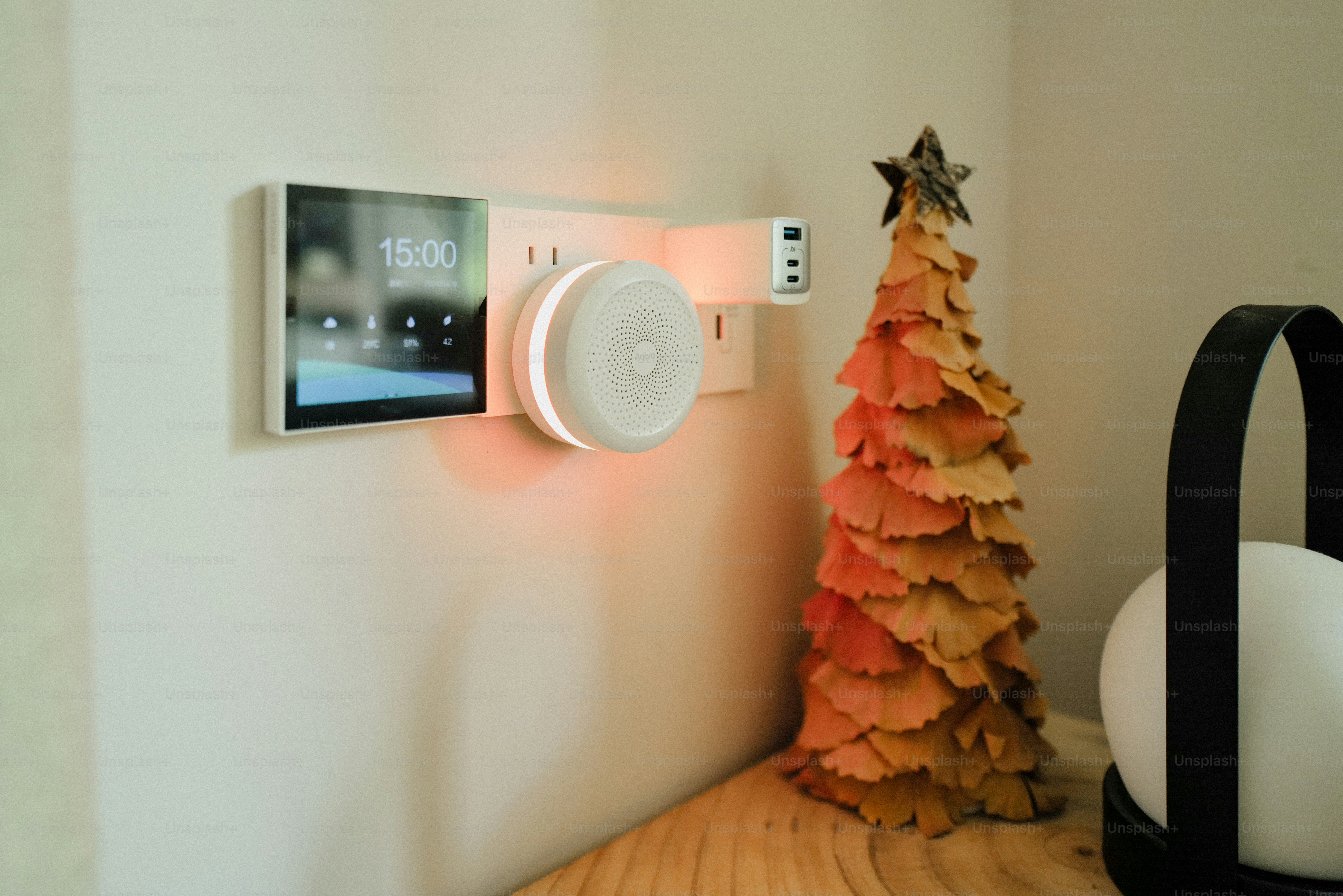 Un petit sapin de Noël posé à côté d’un interrupteur