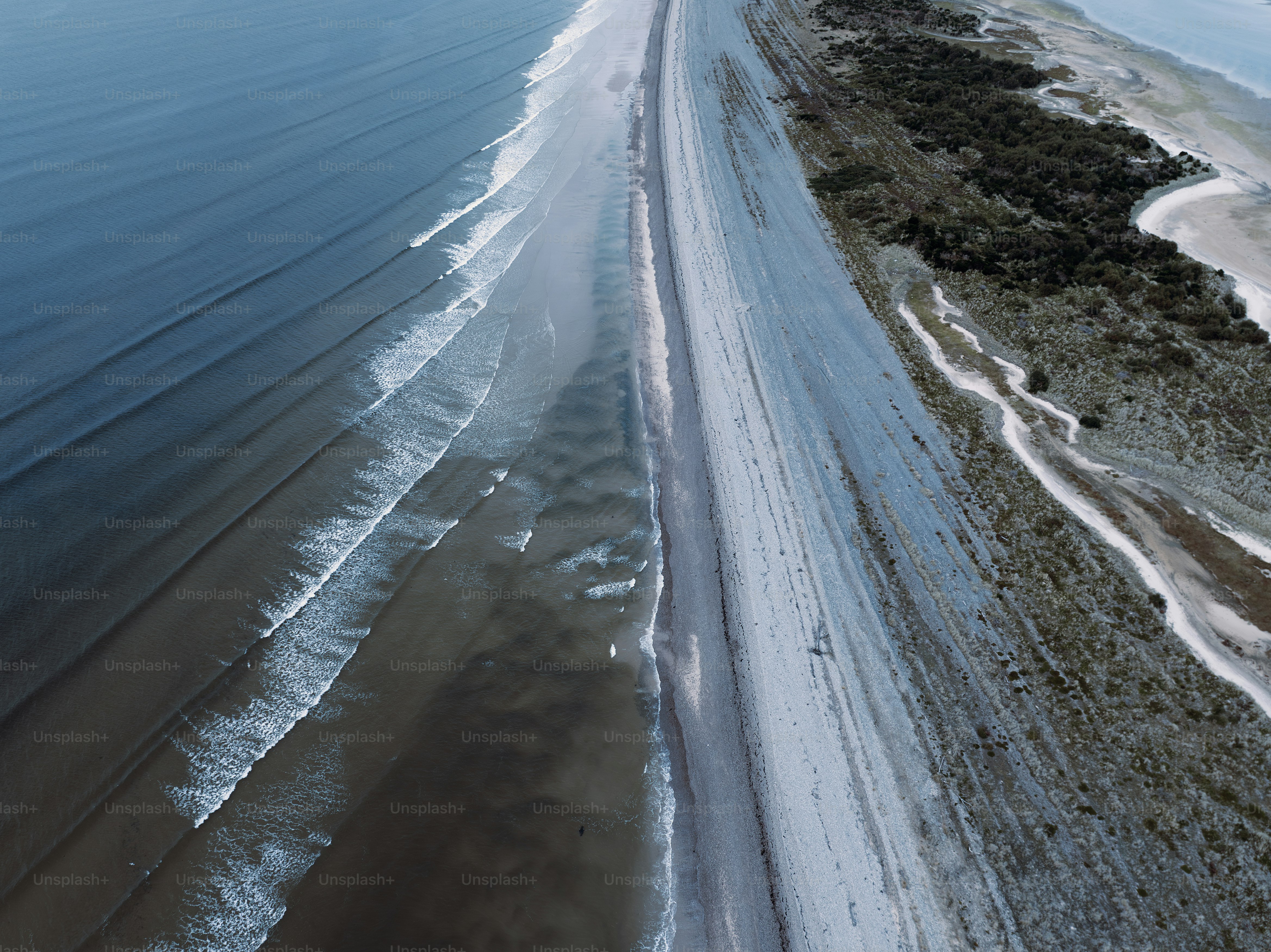 Une vue aérienne d’une plage et de l’océan