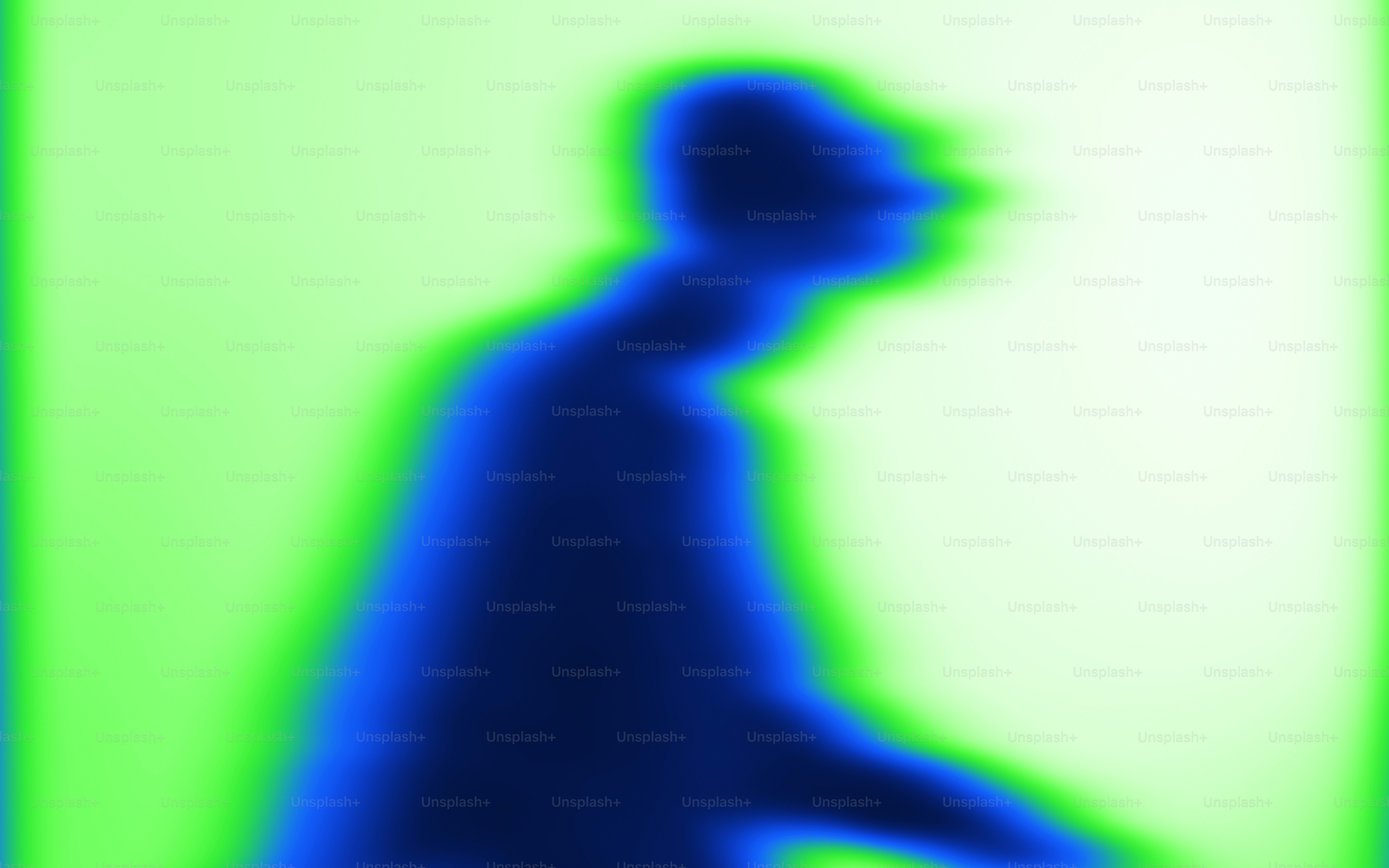 Ein verschwommenes Bild eines Mannes, der auf einem Skateboard fährt