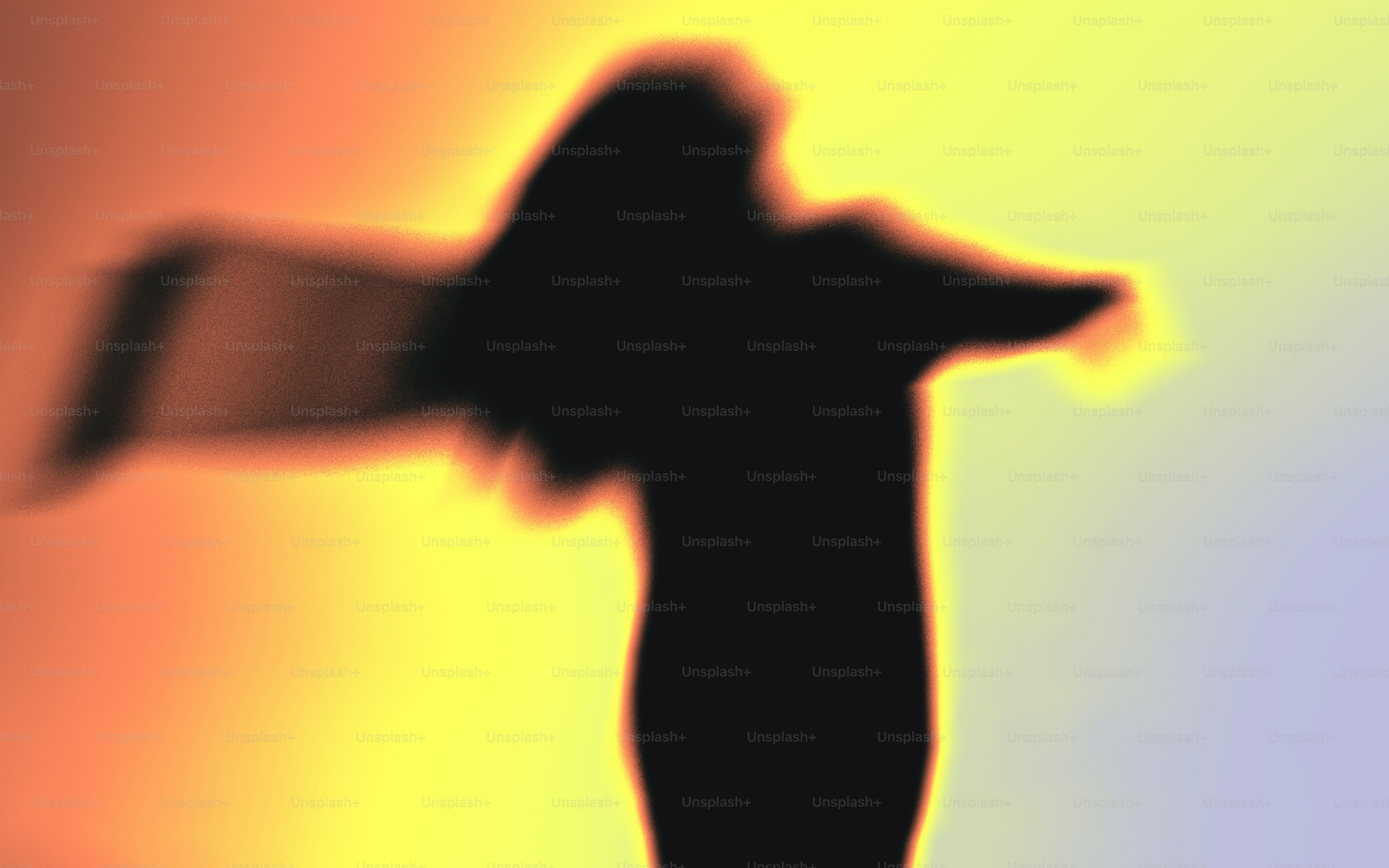 Una imagen borrosa de una persona con una cruz