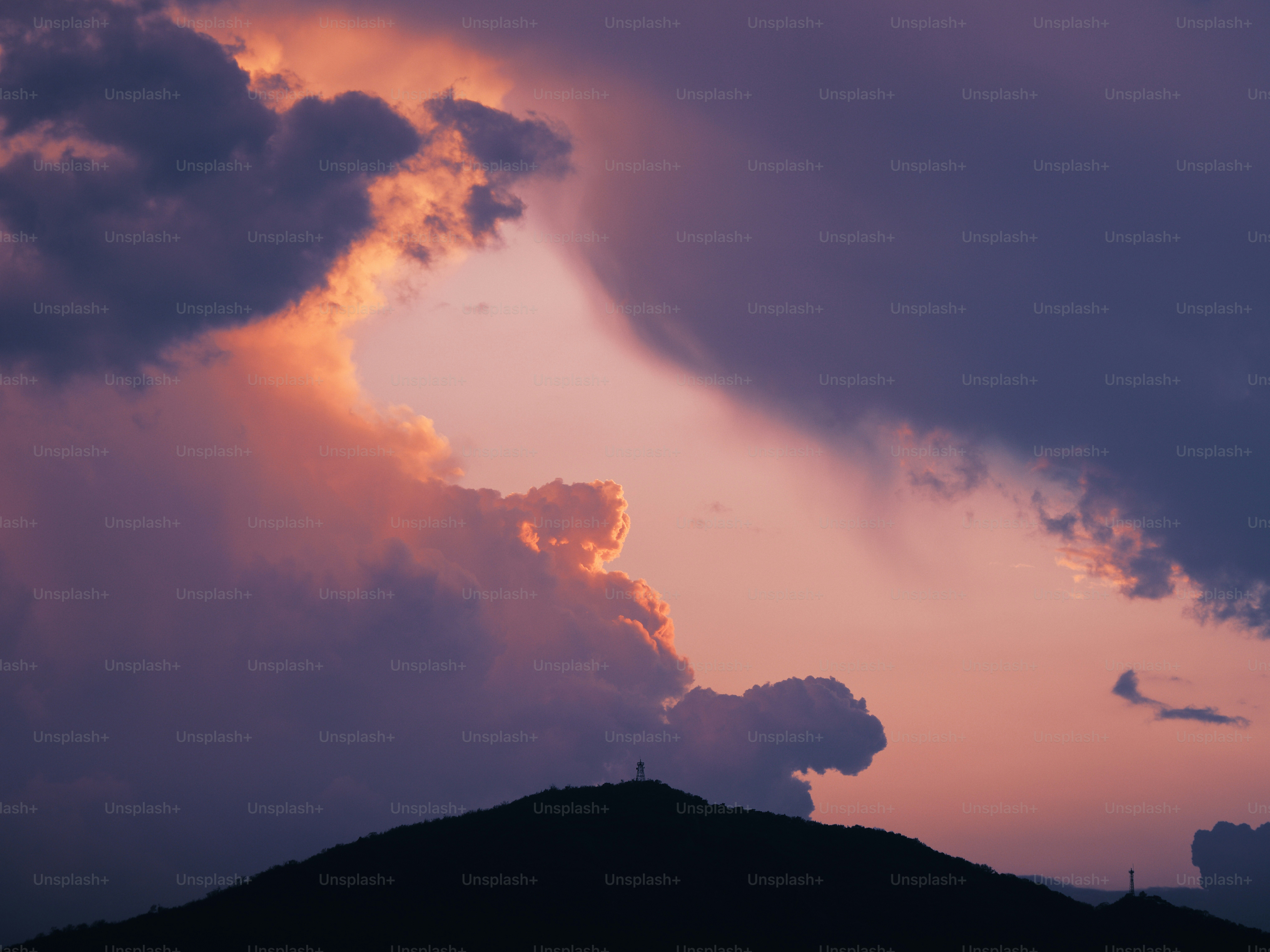 Matahari terbenam di balik langit yang dipenuhi awan