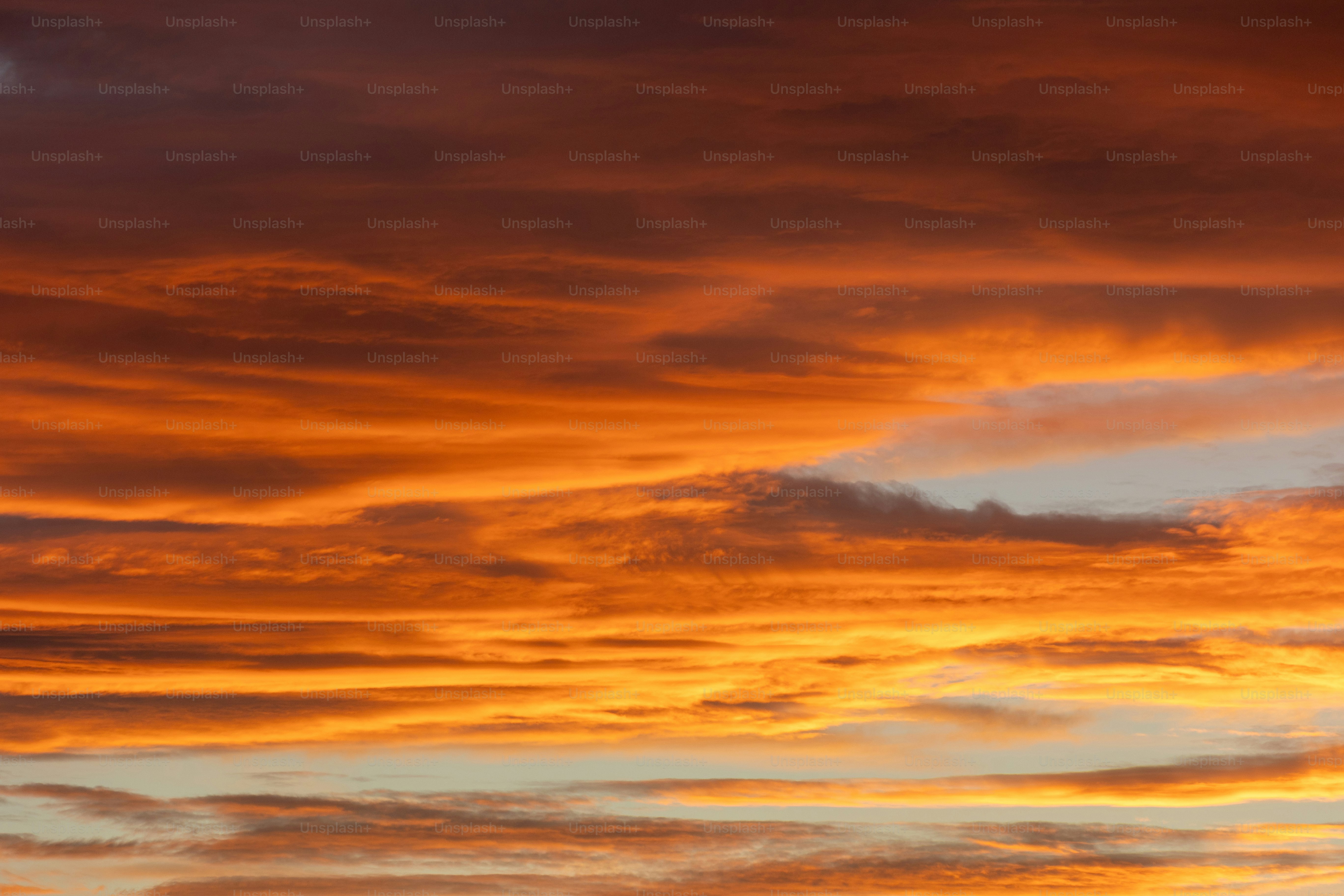 Um avião voando no céu ao pôr do sol