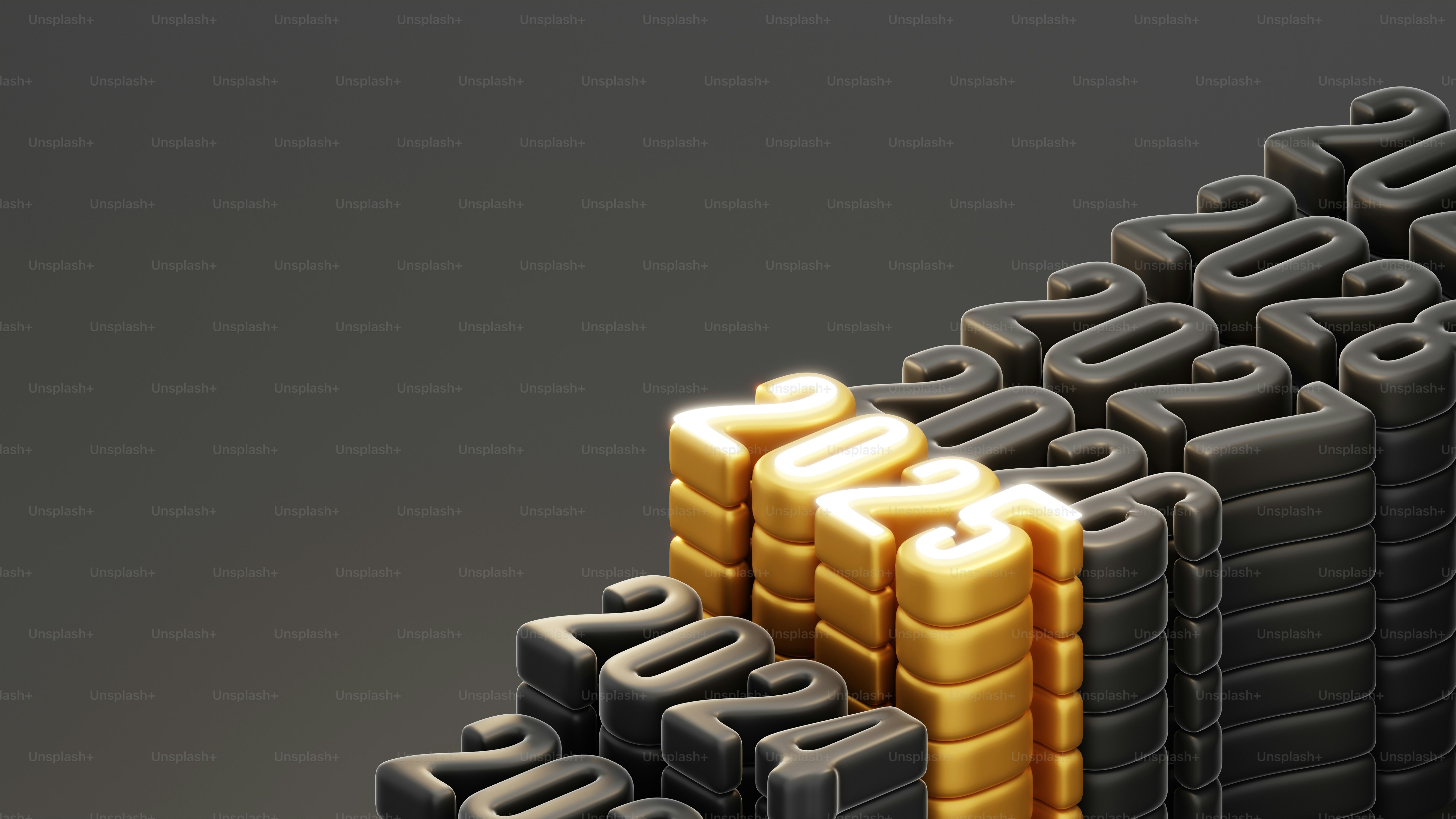 Ein Stapel schwarzer und goldener Buchstaben, die übereinander liegen