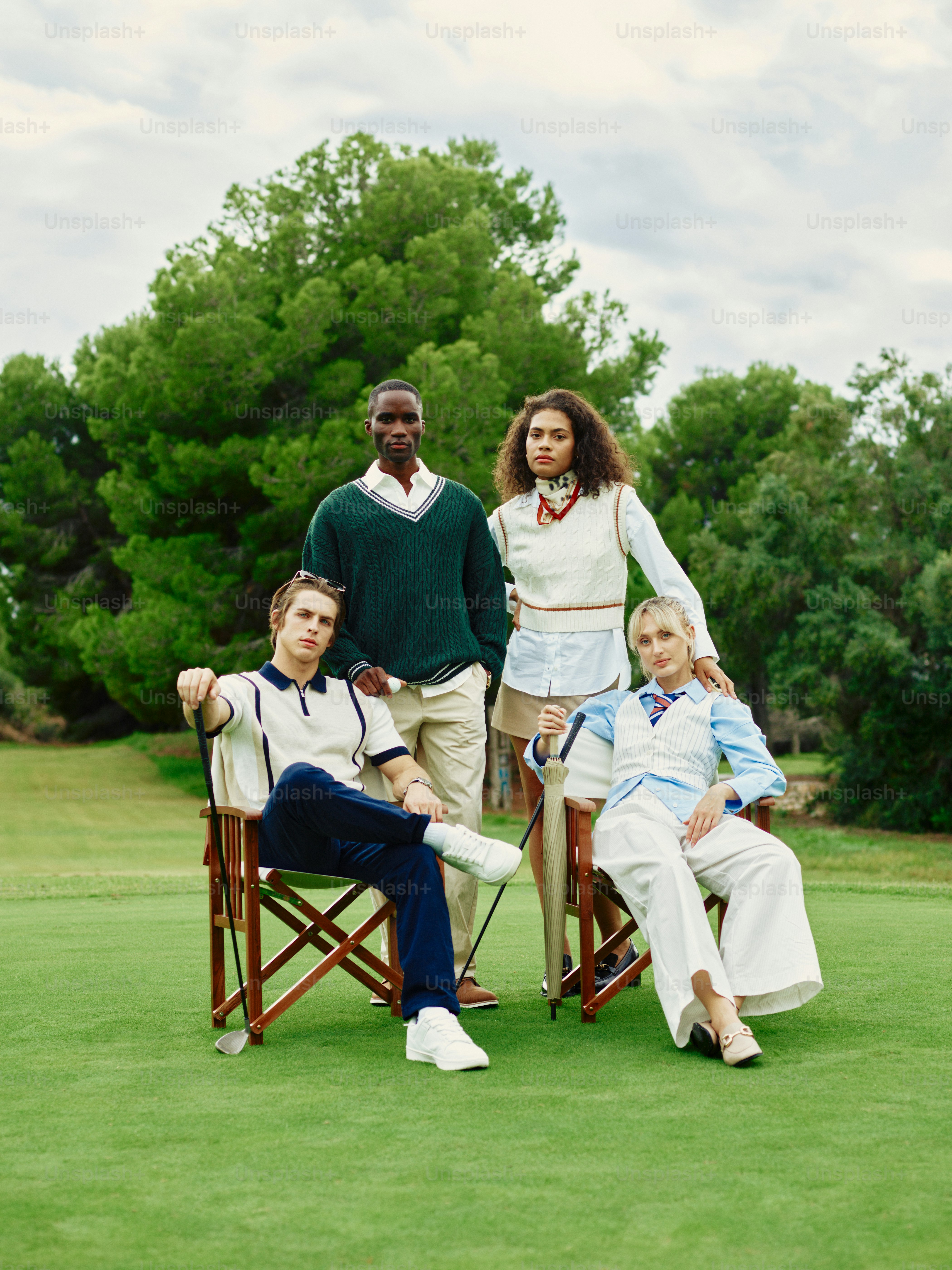 Eine Gruppe von Menschen sitzt auf einer grünen Wiese