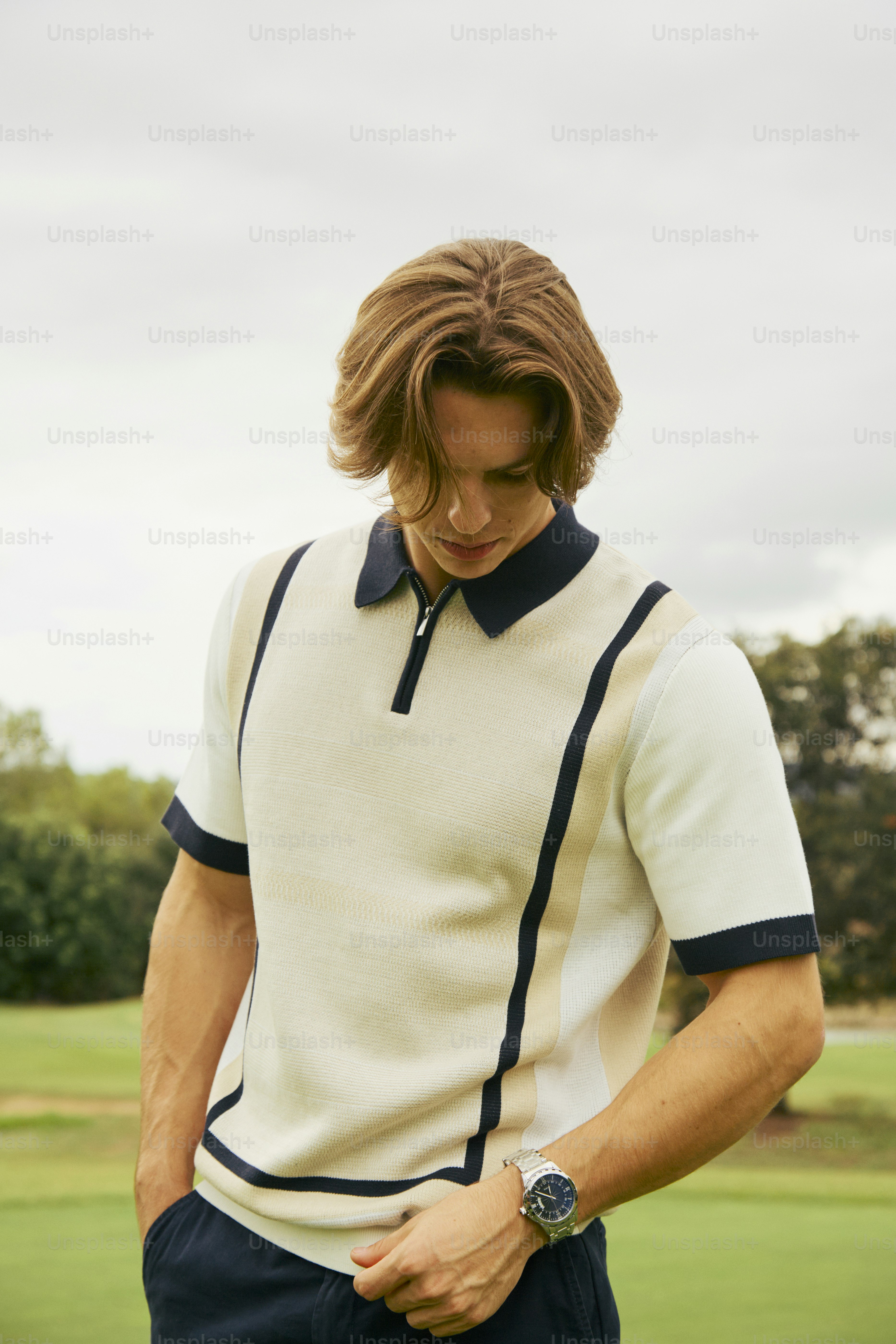 Un uomo in camicia bianca e pantaloncini blu