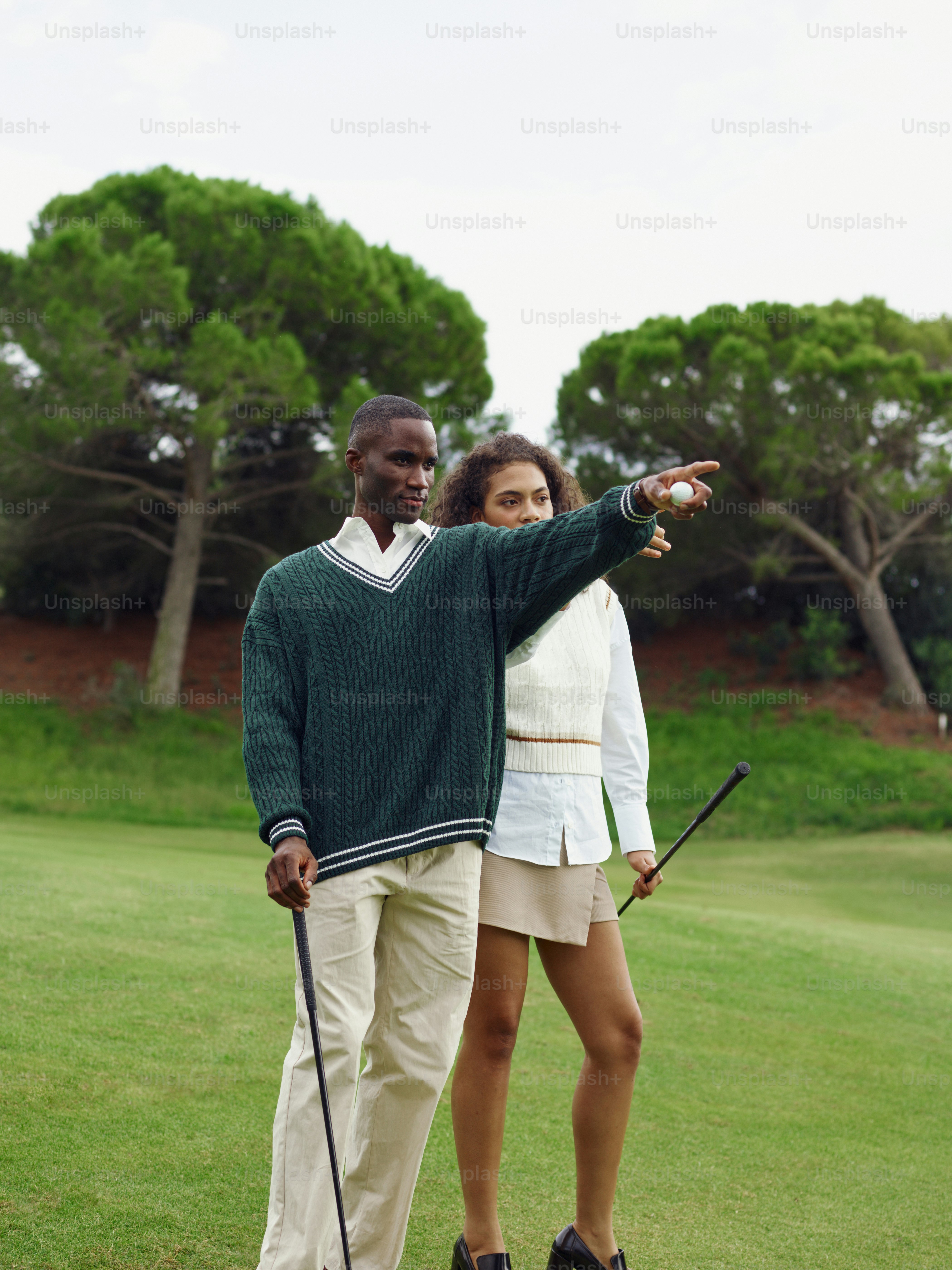 Ein Mann und eine Frau stehen auf einem Golfplatz
