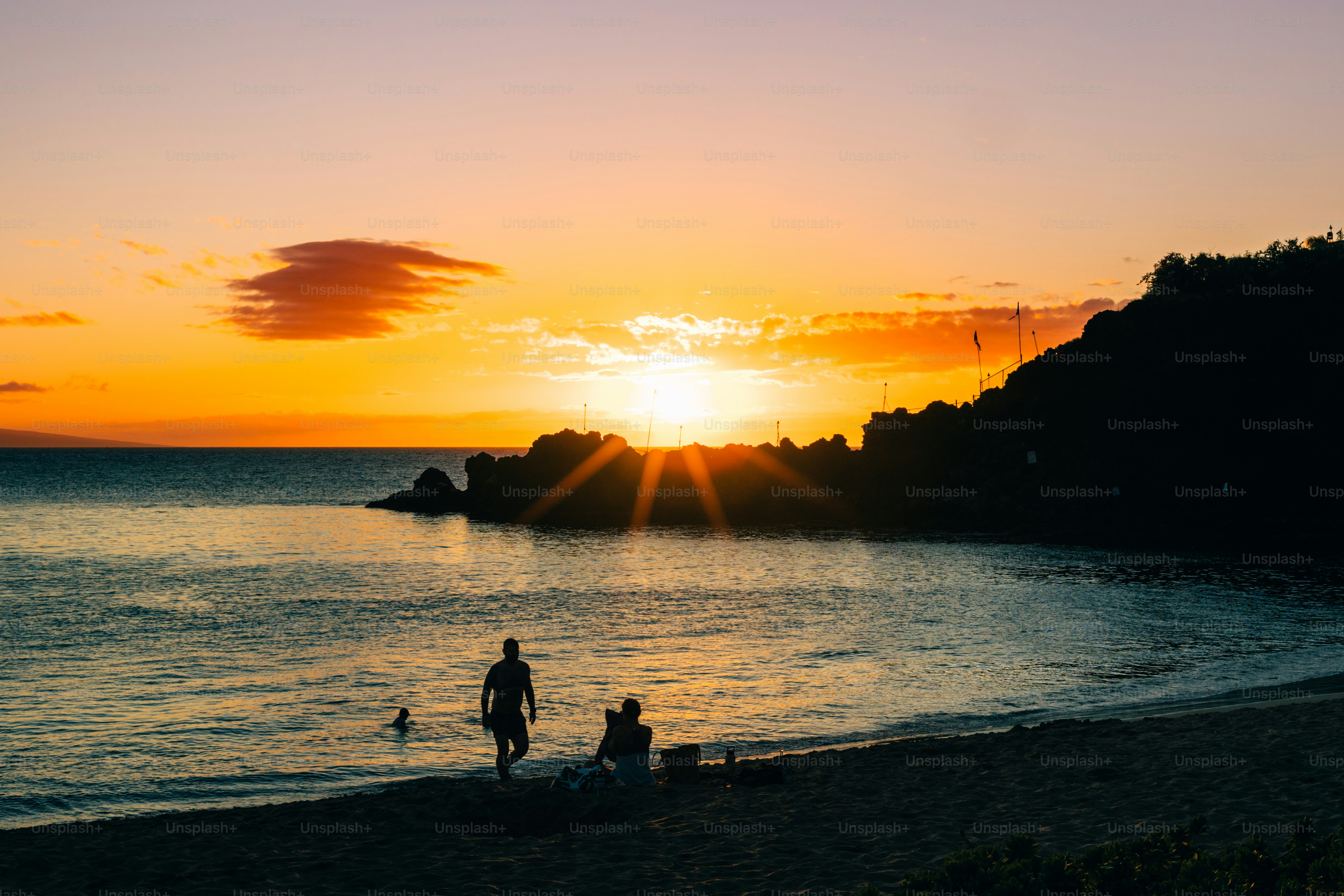 砂浜の上に立つ人々のグループ