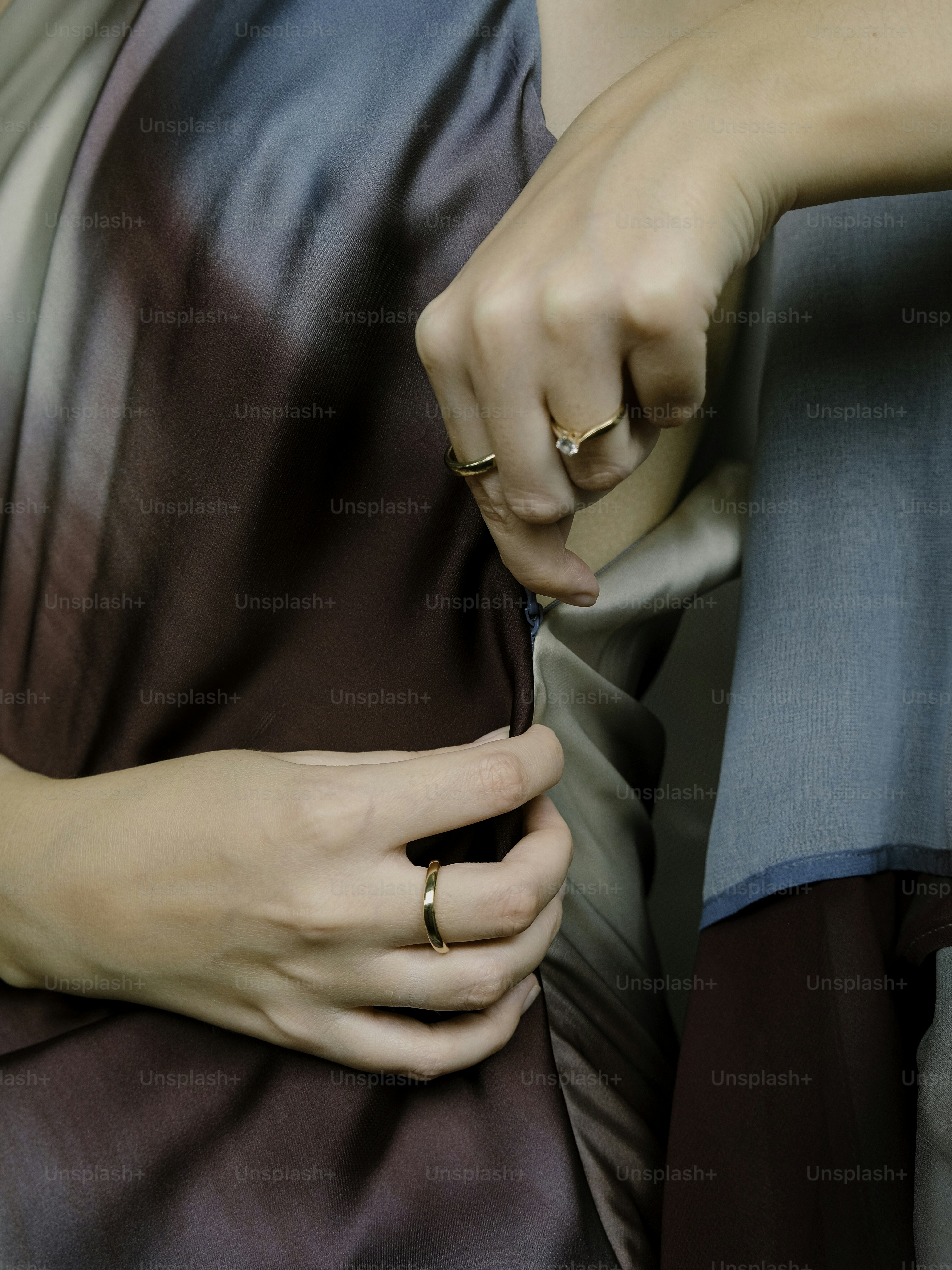 ドレスを着た女性がネクタイを結んでいる