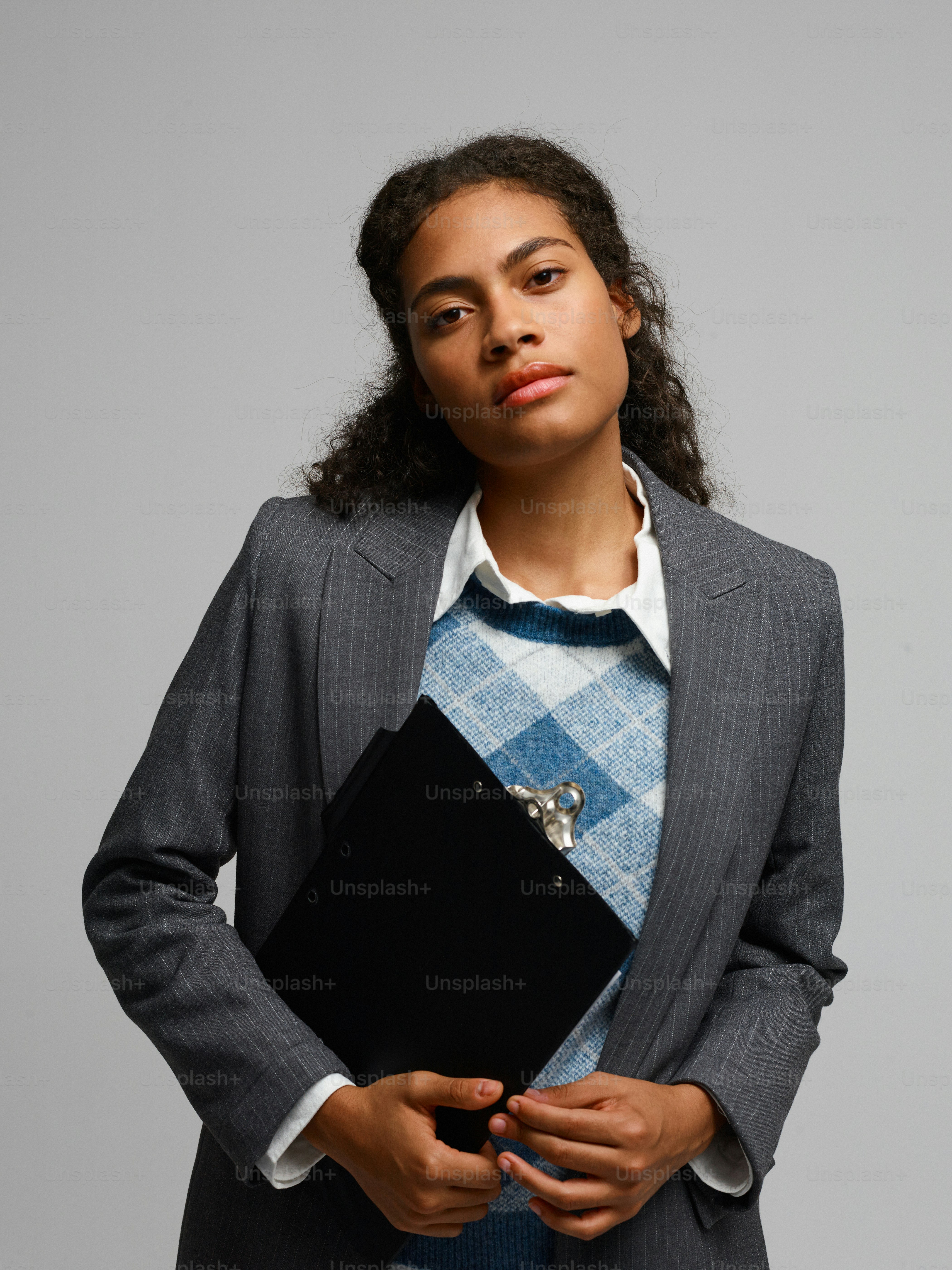 Une femme en costume d’affaires tenant un cartable