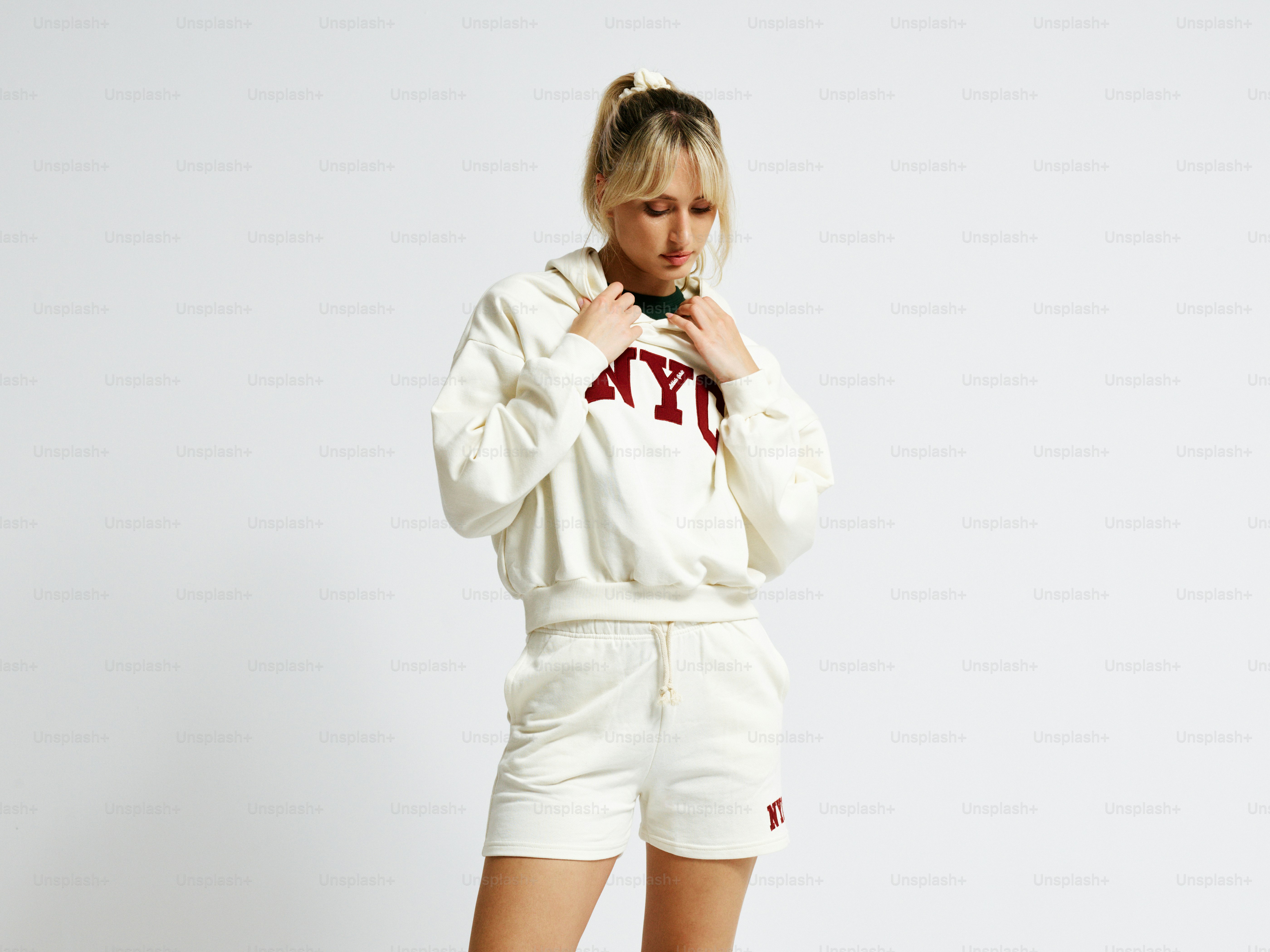 Une femme en sweat-shirt blanc et short