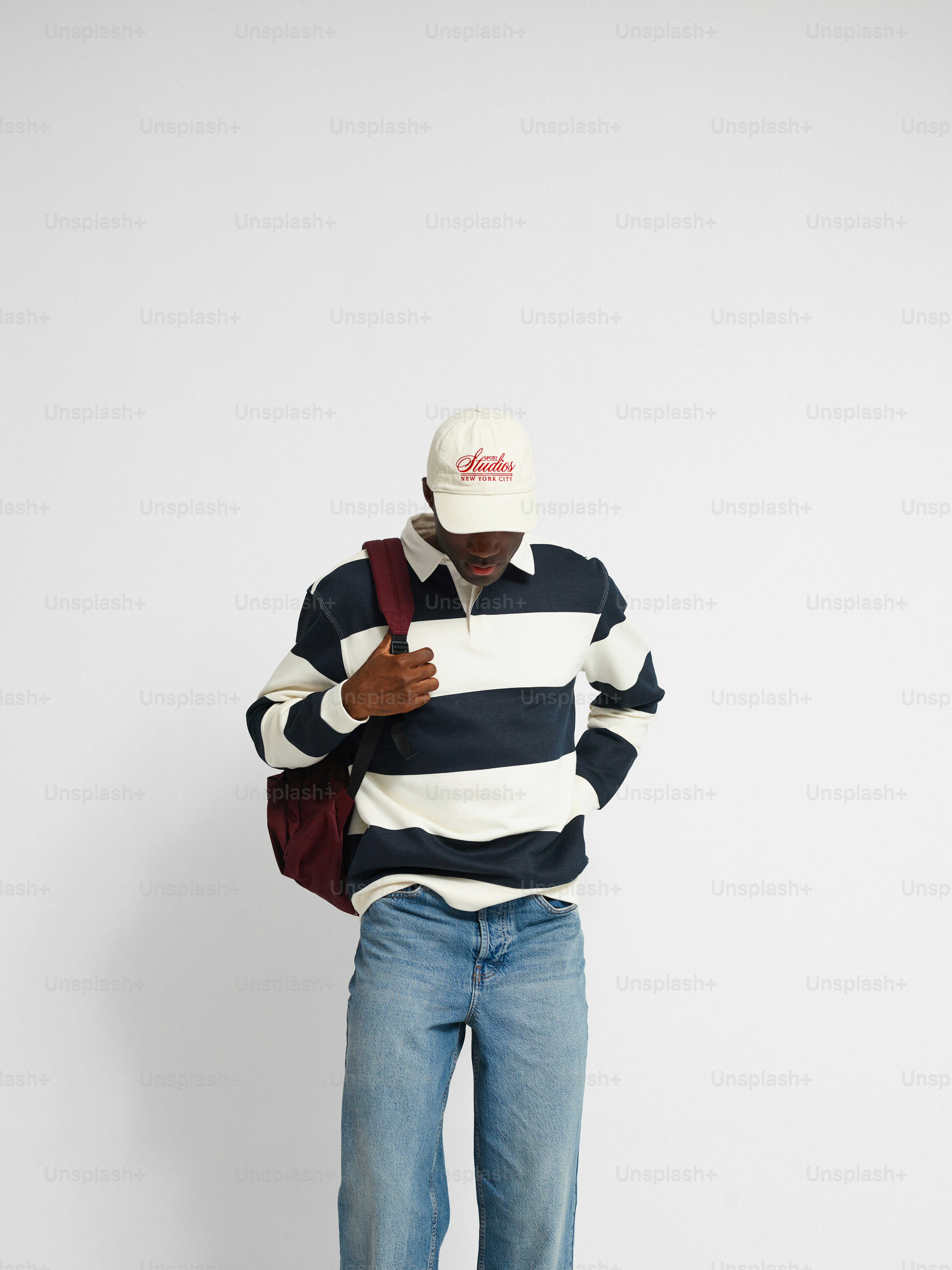 Un homme en chemise rayée et jean