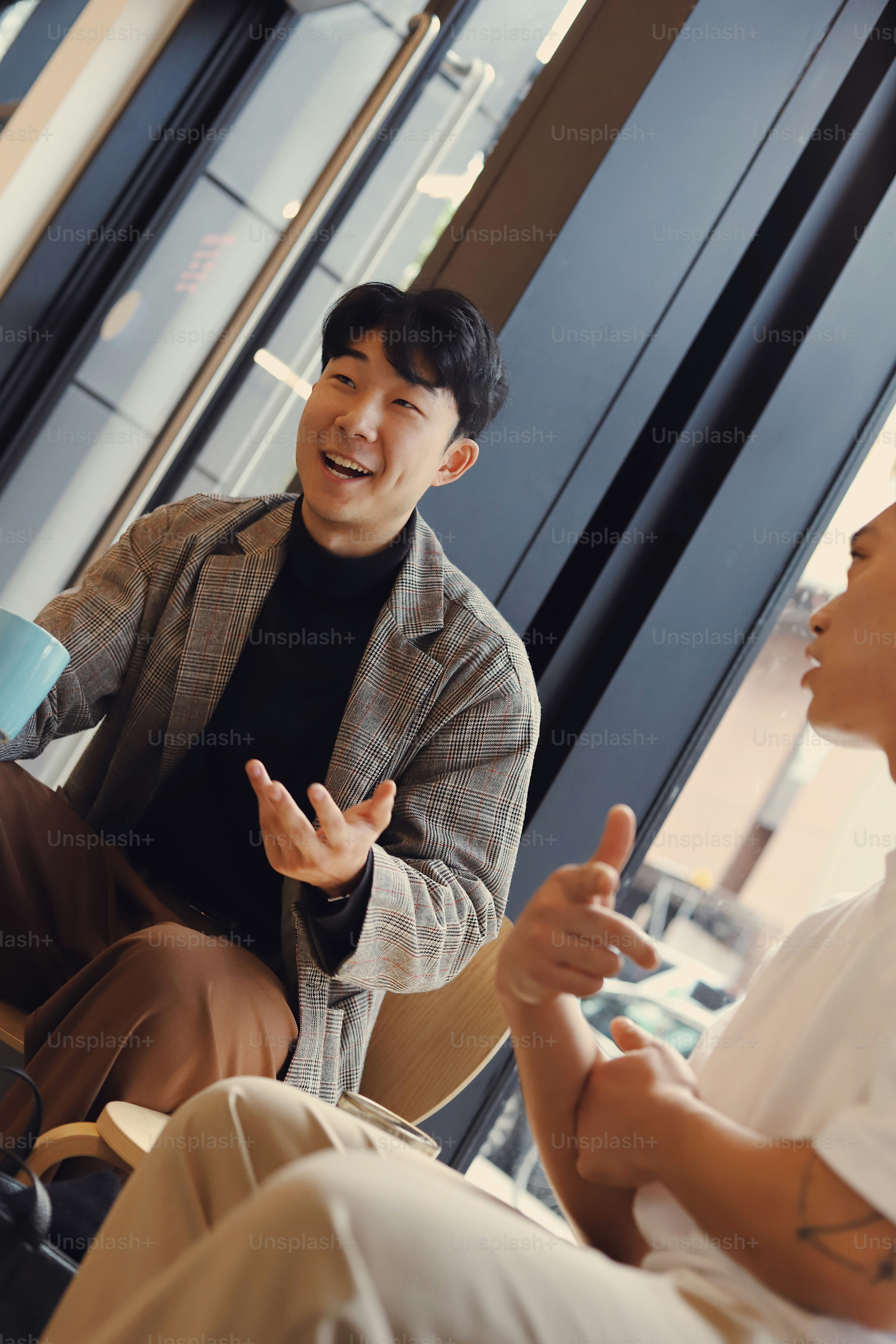 Un grupo de hombres sentados alrededor de una mesa hablando