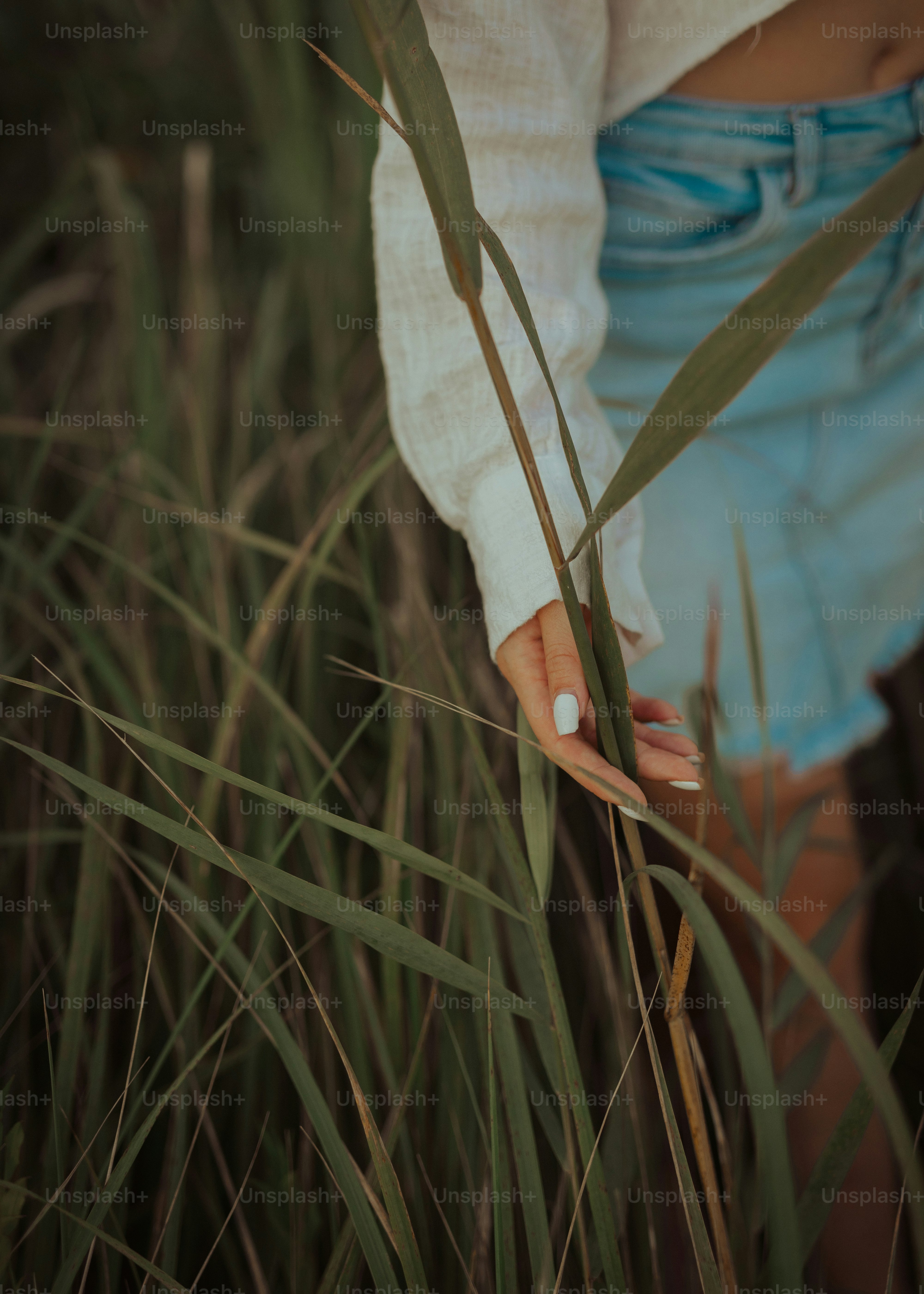 Eine Frau, die auf einem Feld mit hohem Gras steht