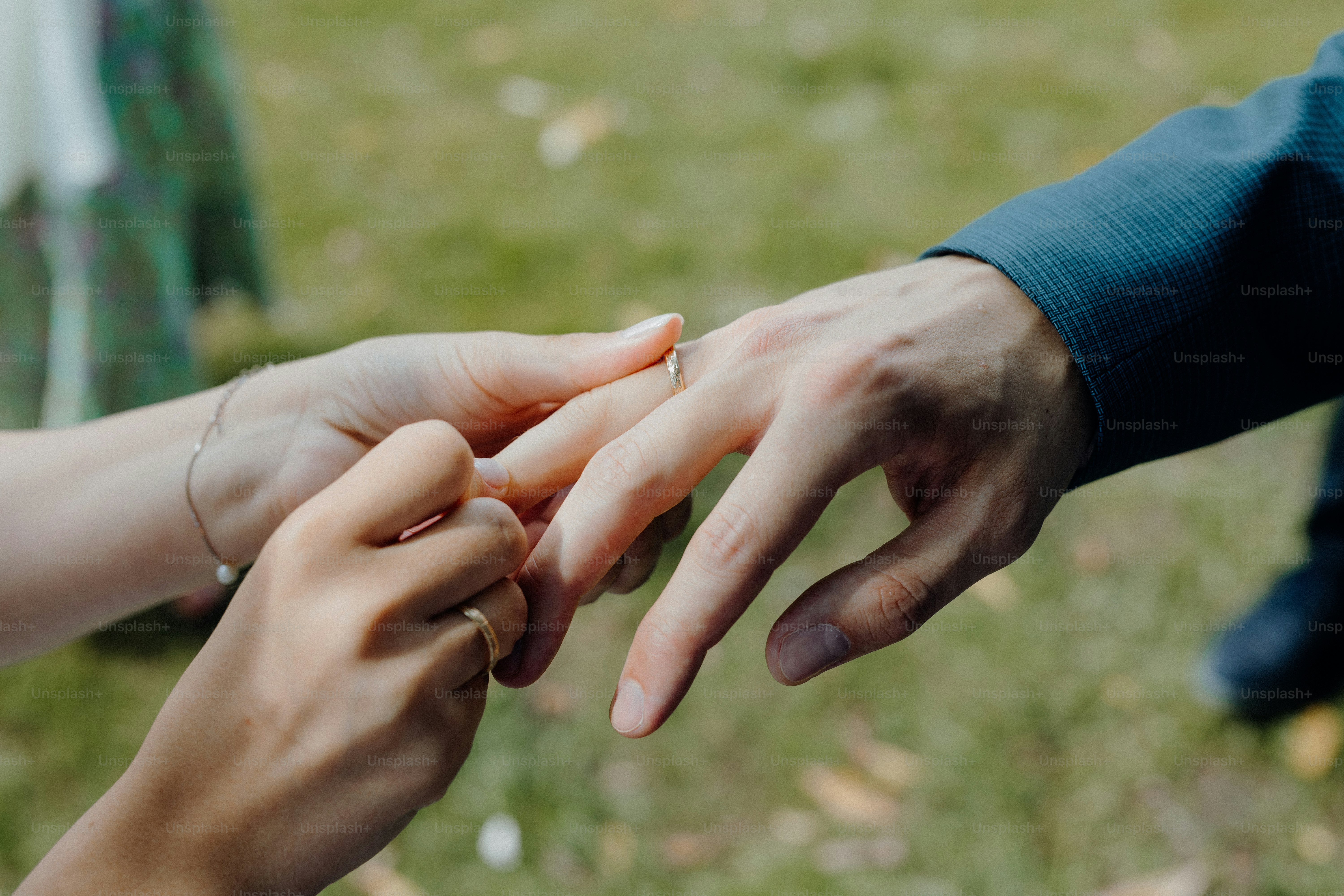 Eine Nahaufnahme von zwei Menschen, die sich an den Händen halten