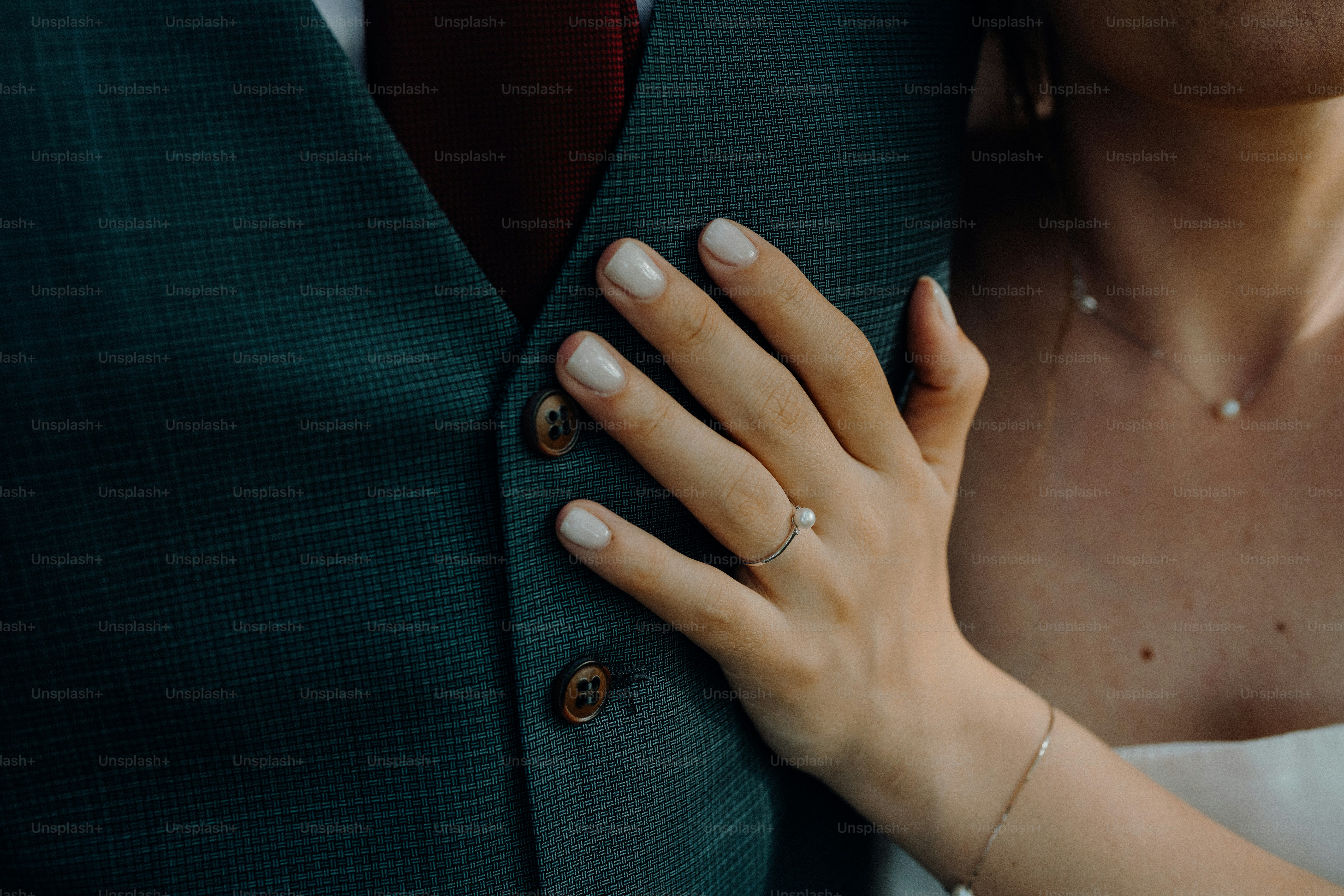 Eine Frau in einem weißen Kleid und ein Mann in einem grünen Anzug