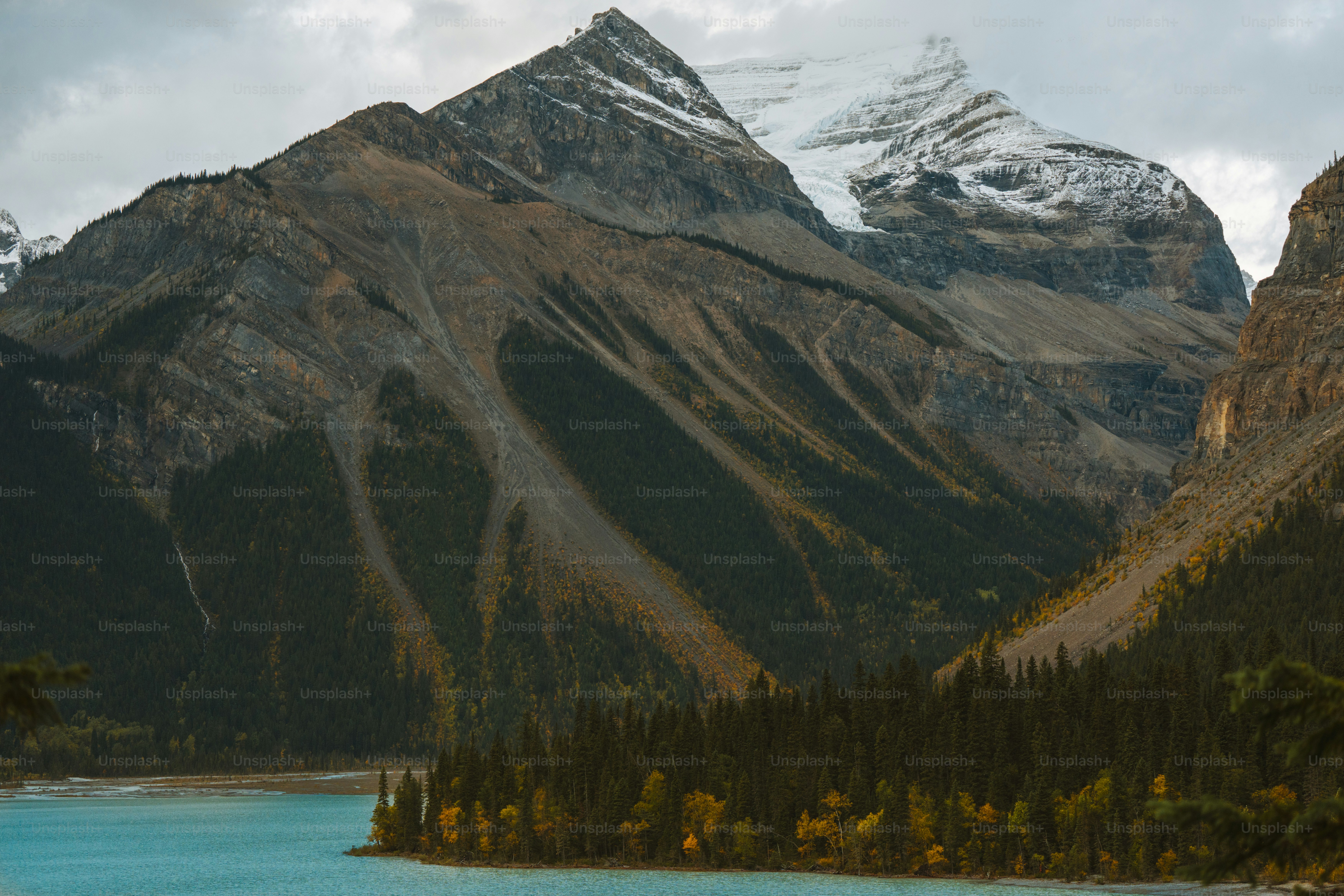 Ein Gebirgszug mit einem See im Vordergrund