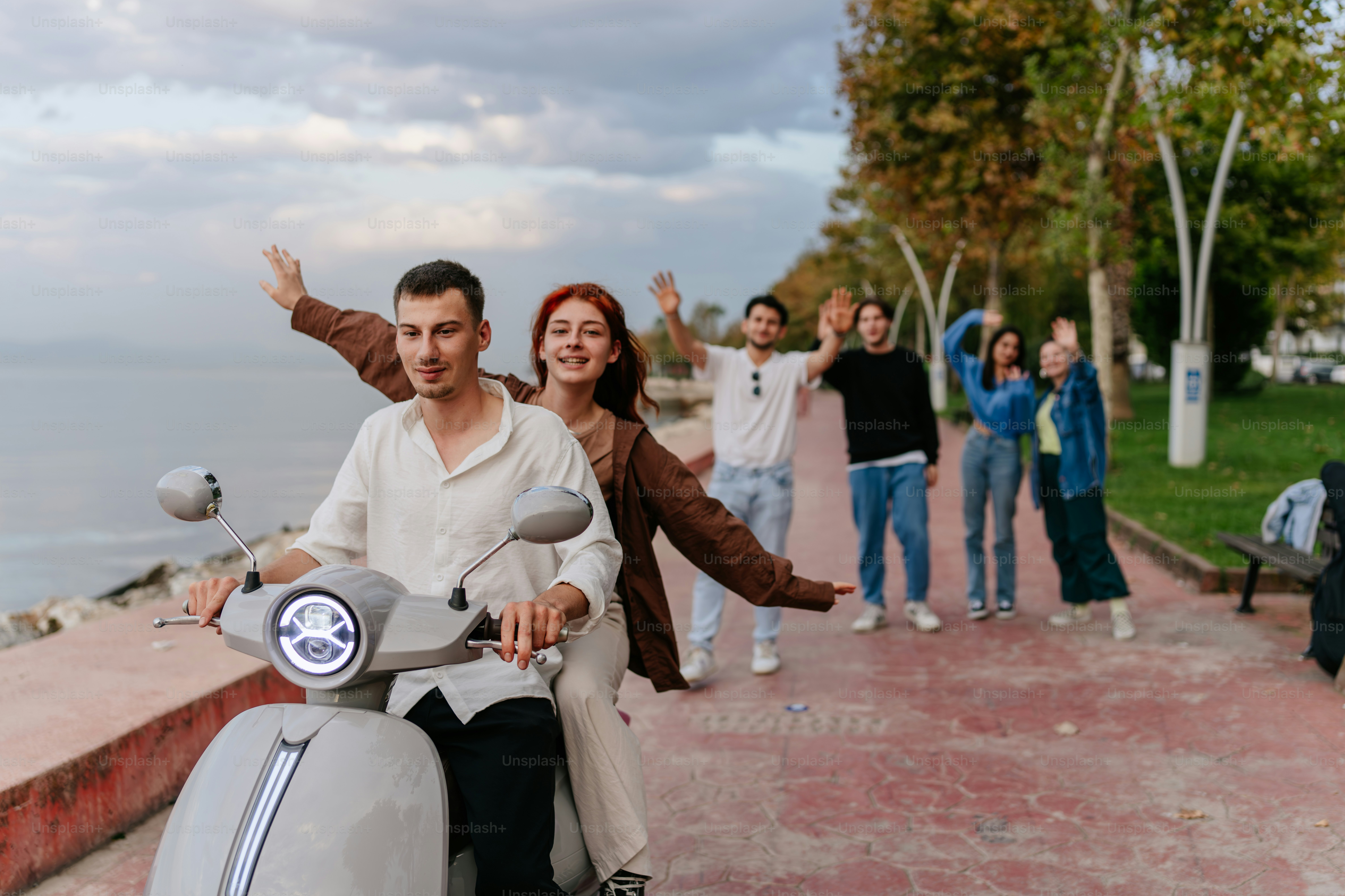 Un homme et une femme en scooter