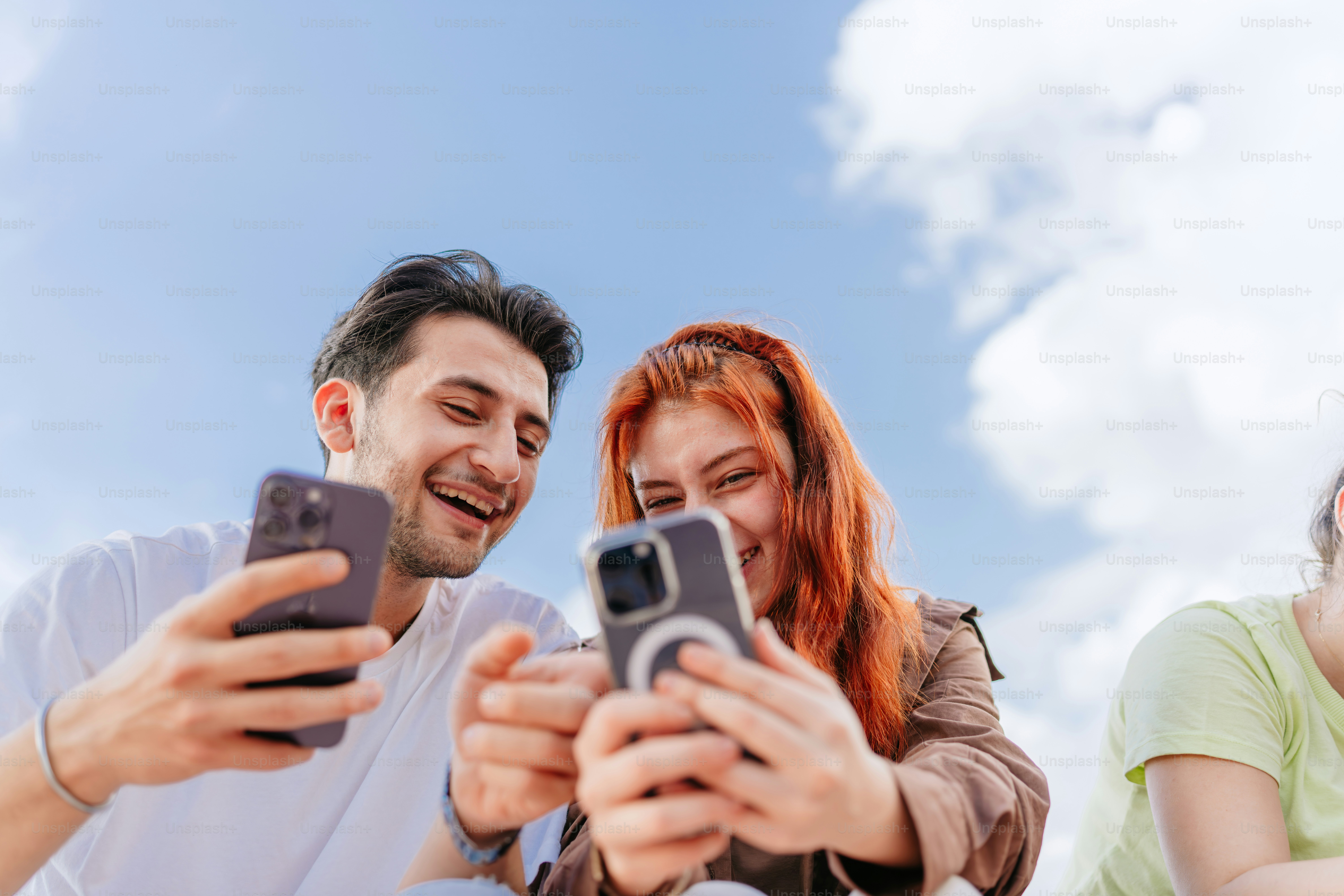 Un groupe de personnes regarde leur téléphone portable