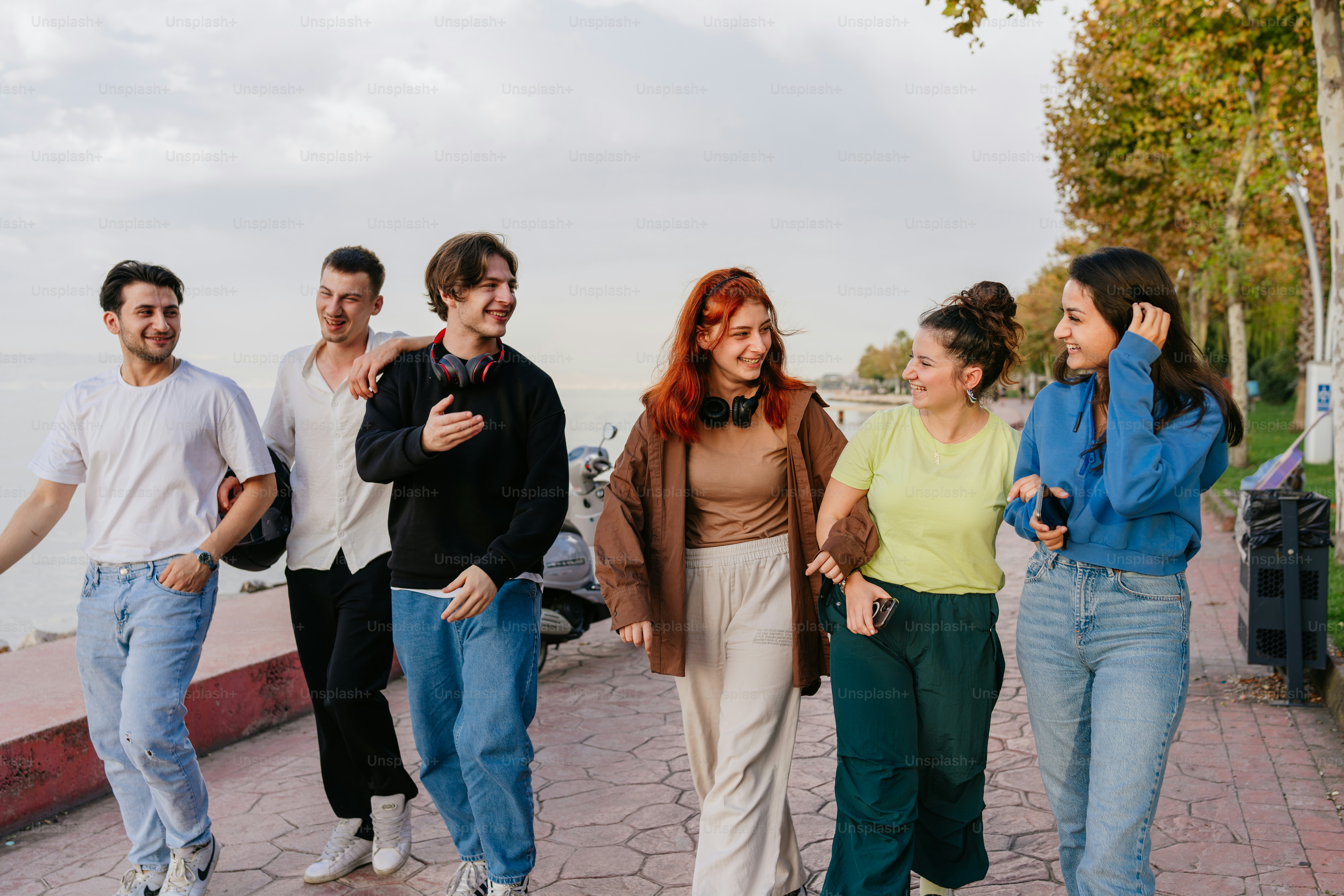 Un groupe de personnes marchant sur un trottoir