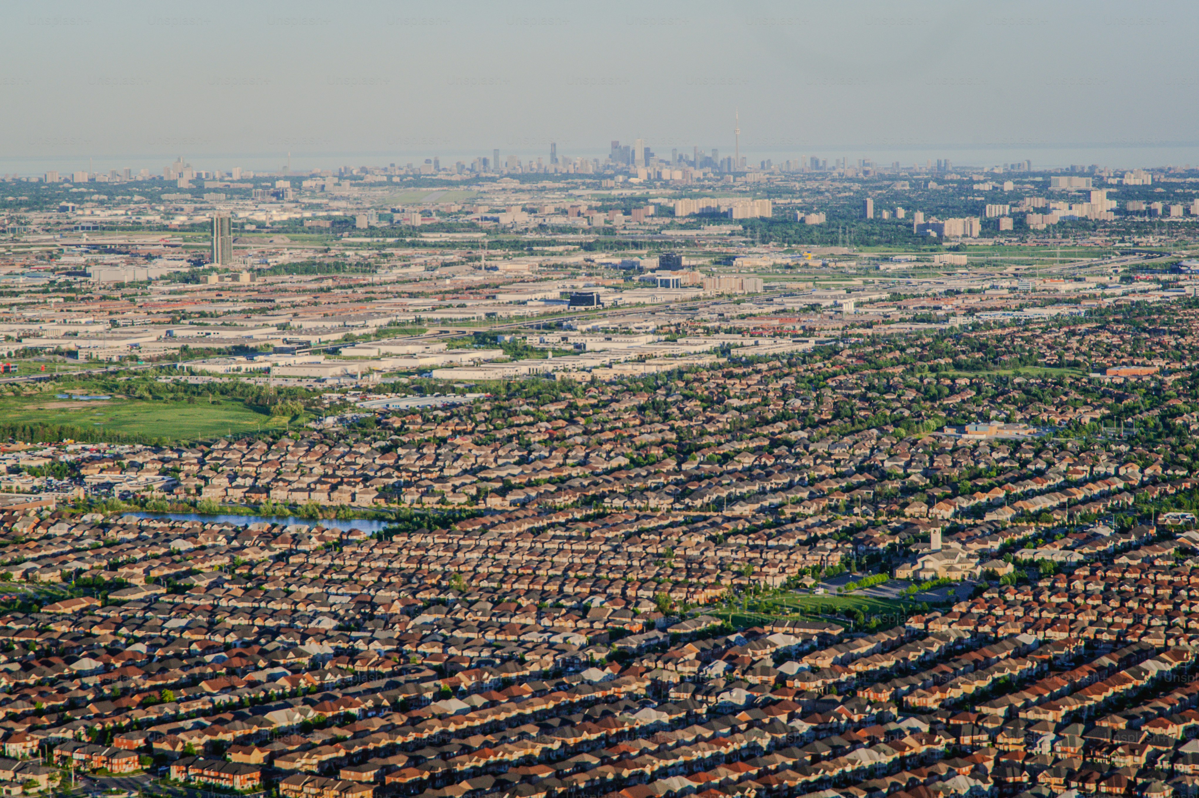 Vista aérea de uma cidade com muitas casas