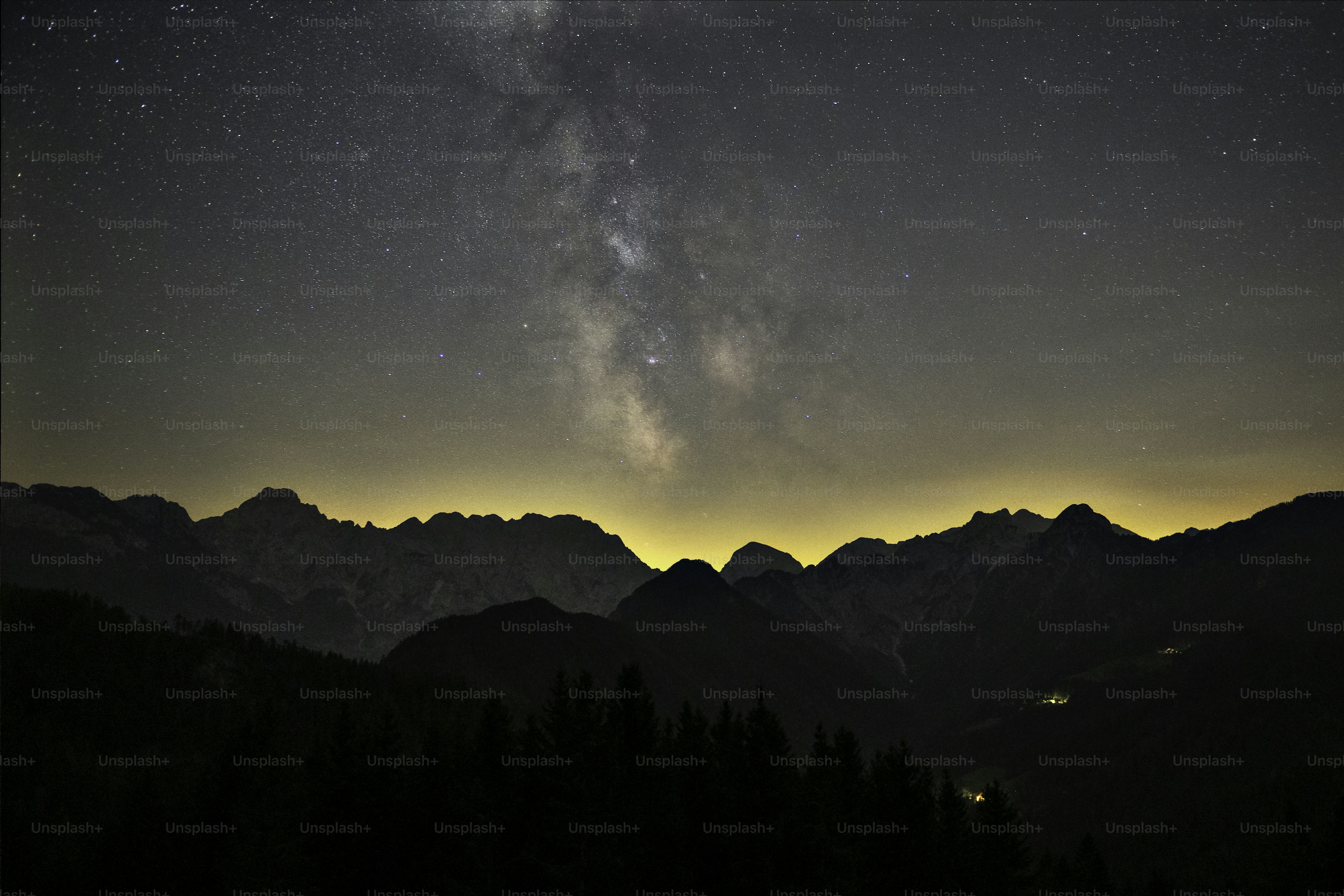 Ein Blick in den Nachthimmel mit der Milch im Hintergrund