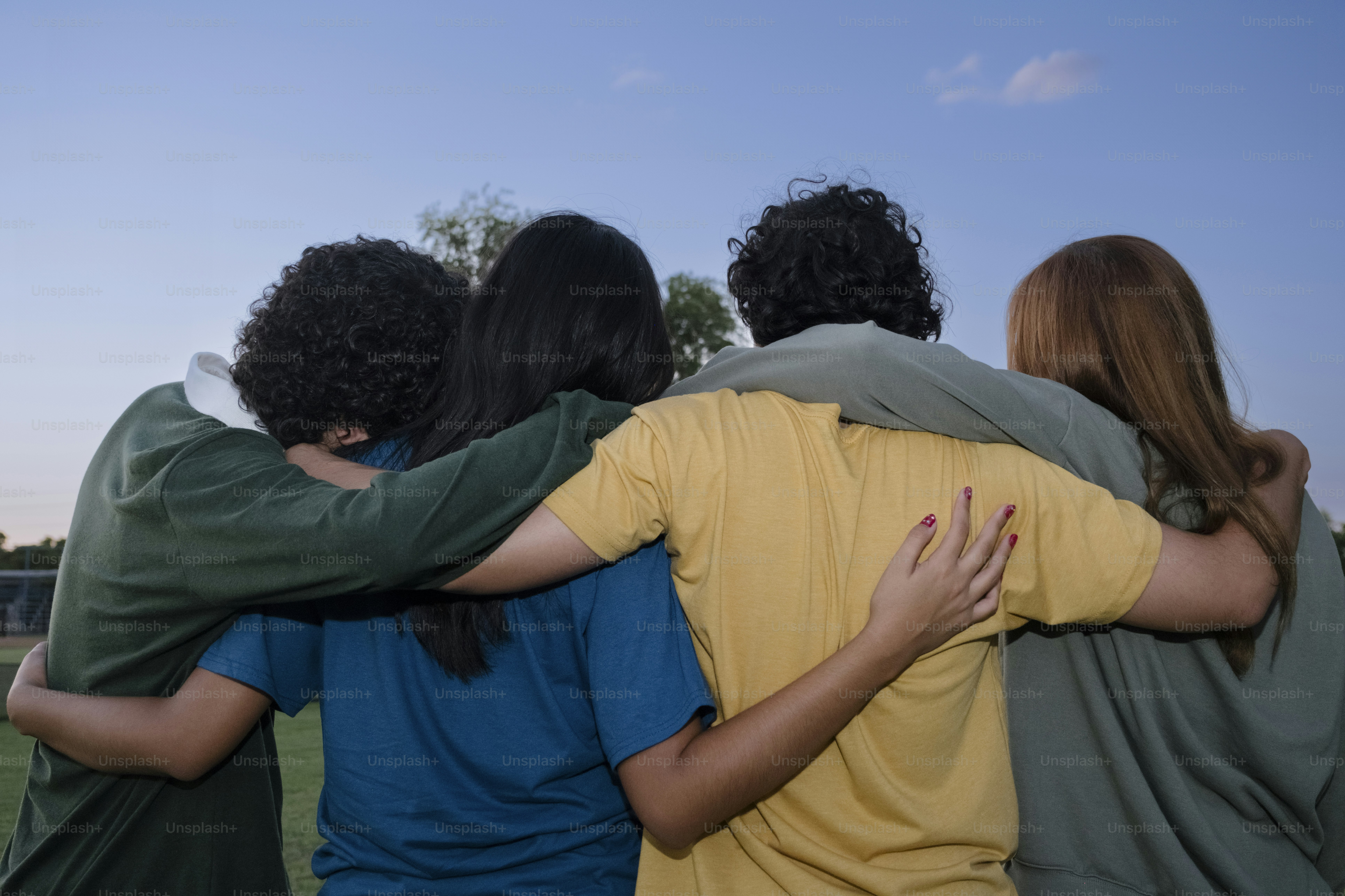 Un grupo de jóvenes de pie uno al lado del otro