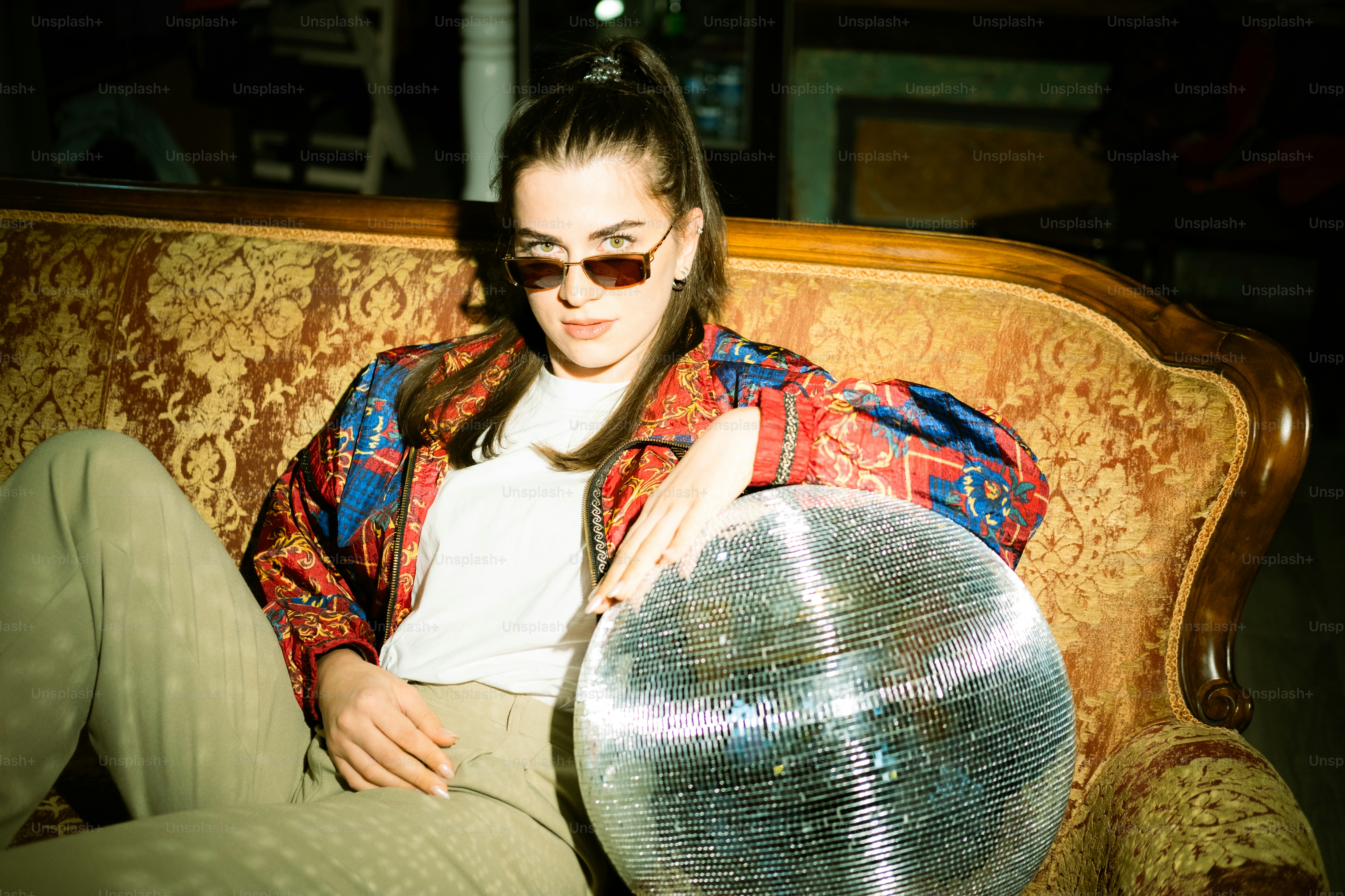 Eine Frau, die auf einer Couch sitzt und eine Trommel in der Hand hält