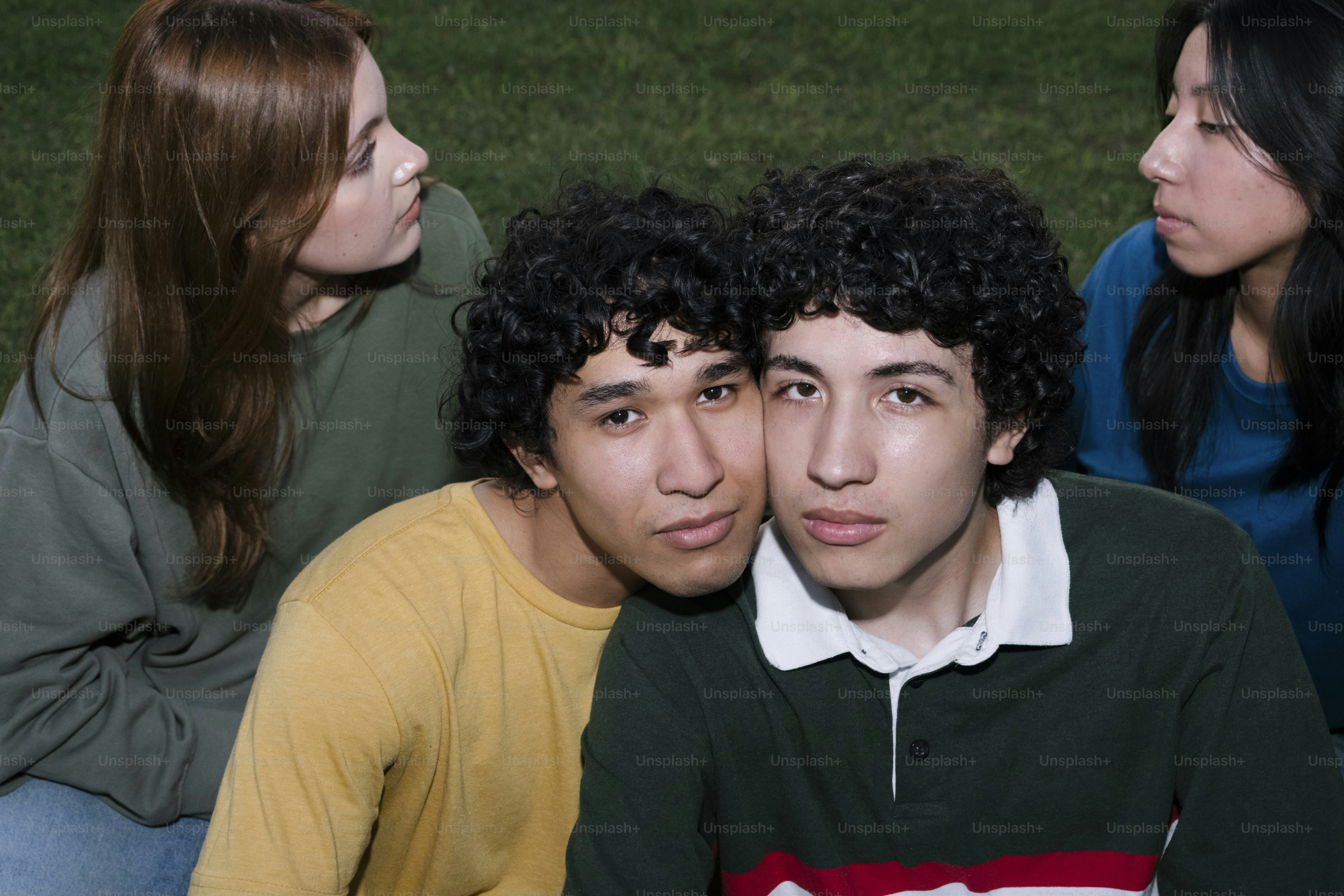 Un gruppo di giovani seduti uno accanto all'altro