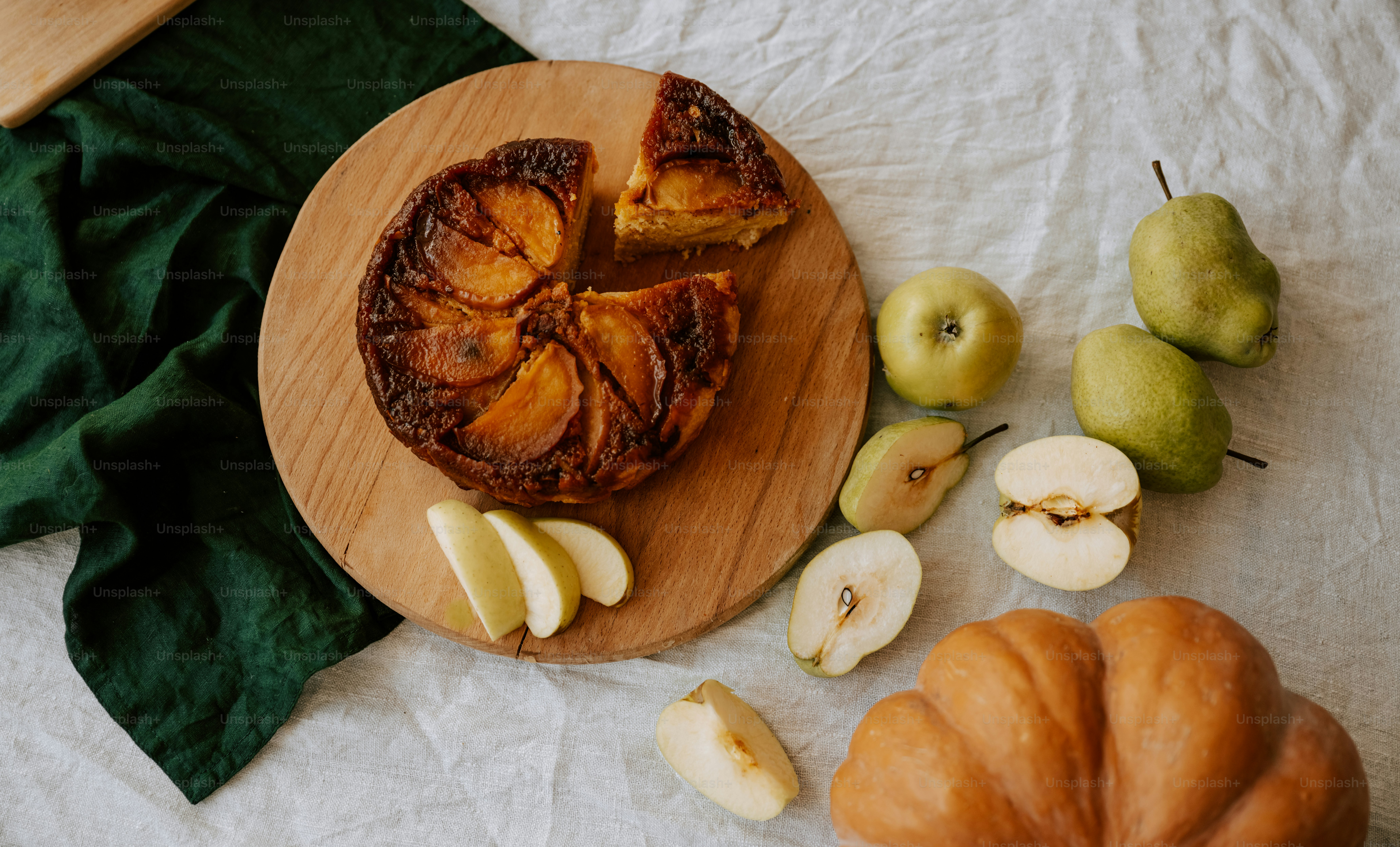 Ein Tisch mit einem mit Obst gefüllten Holzteller