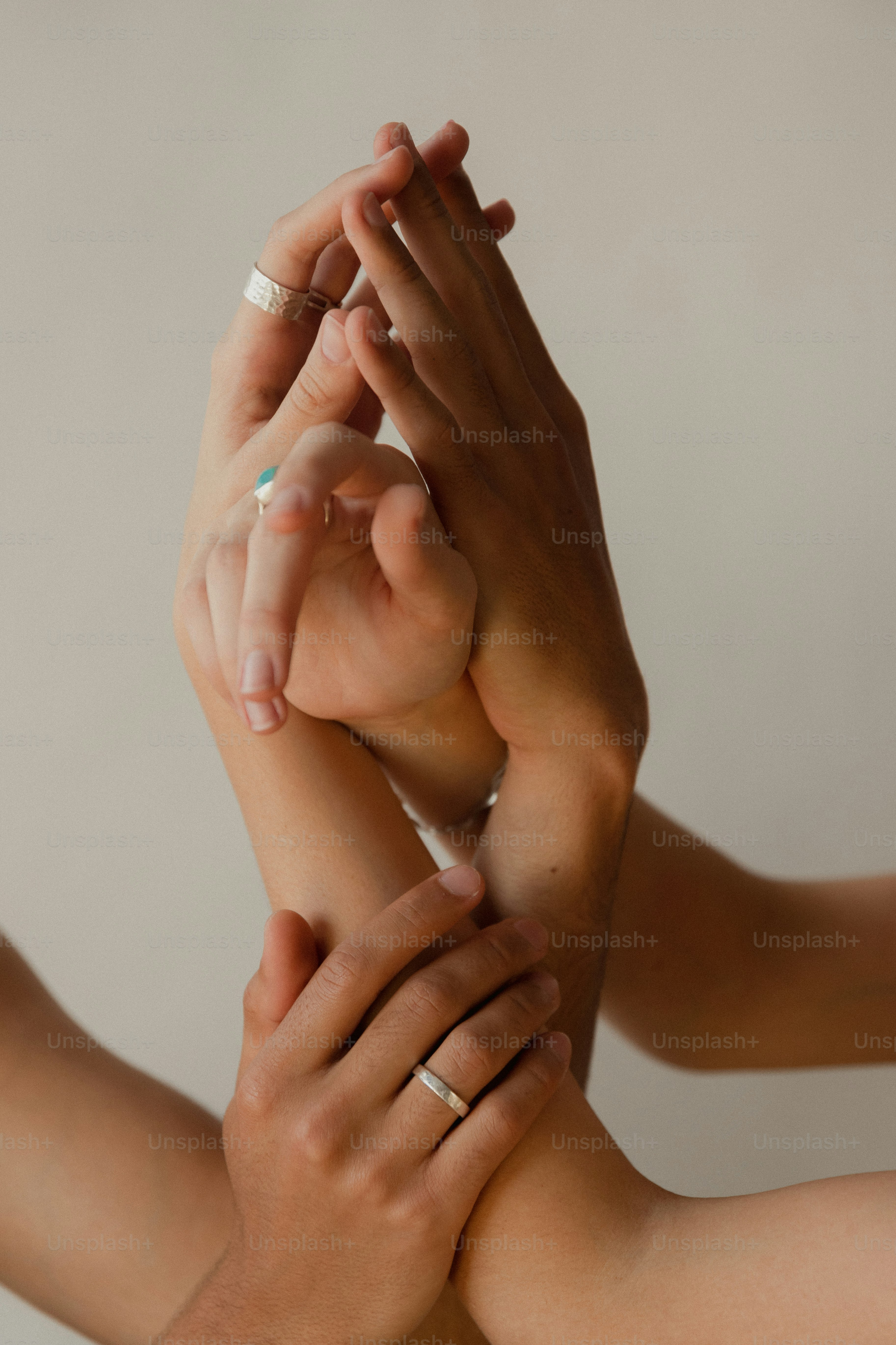 Un grupo de personas juntando sus manos