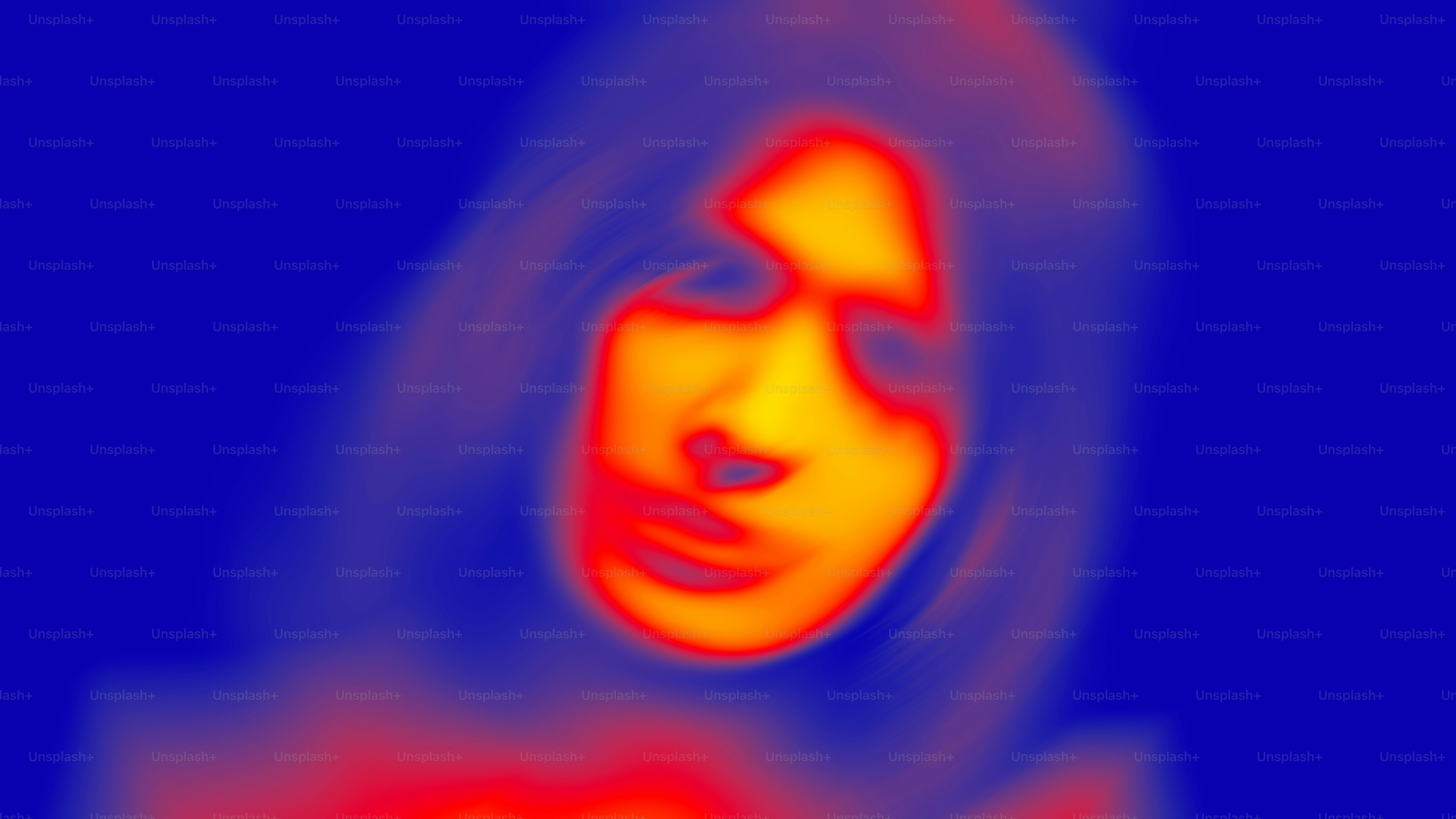 Uma imagem borrada do rosto de uma mulher em vermelho e azul