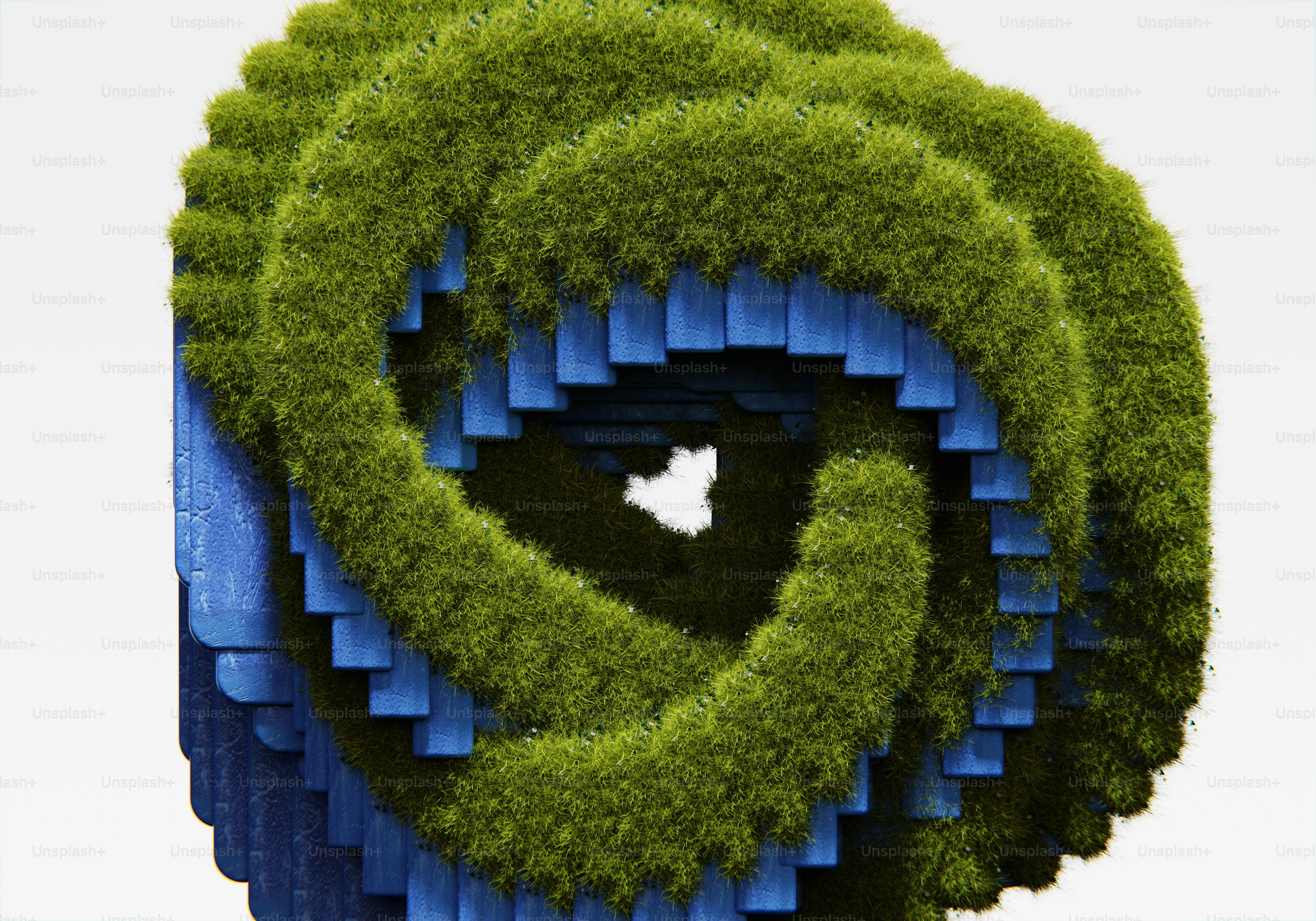 Uma escultura azul e verde com grama em cima dela