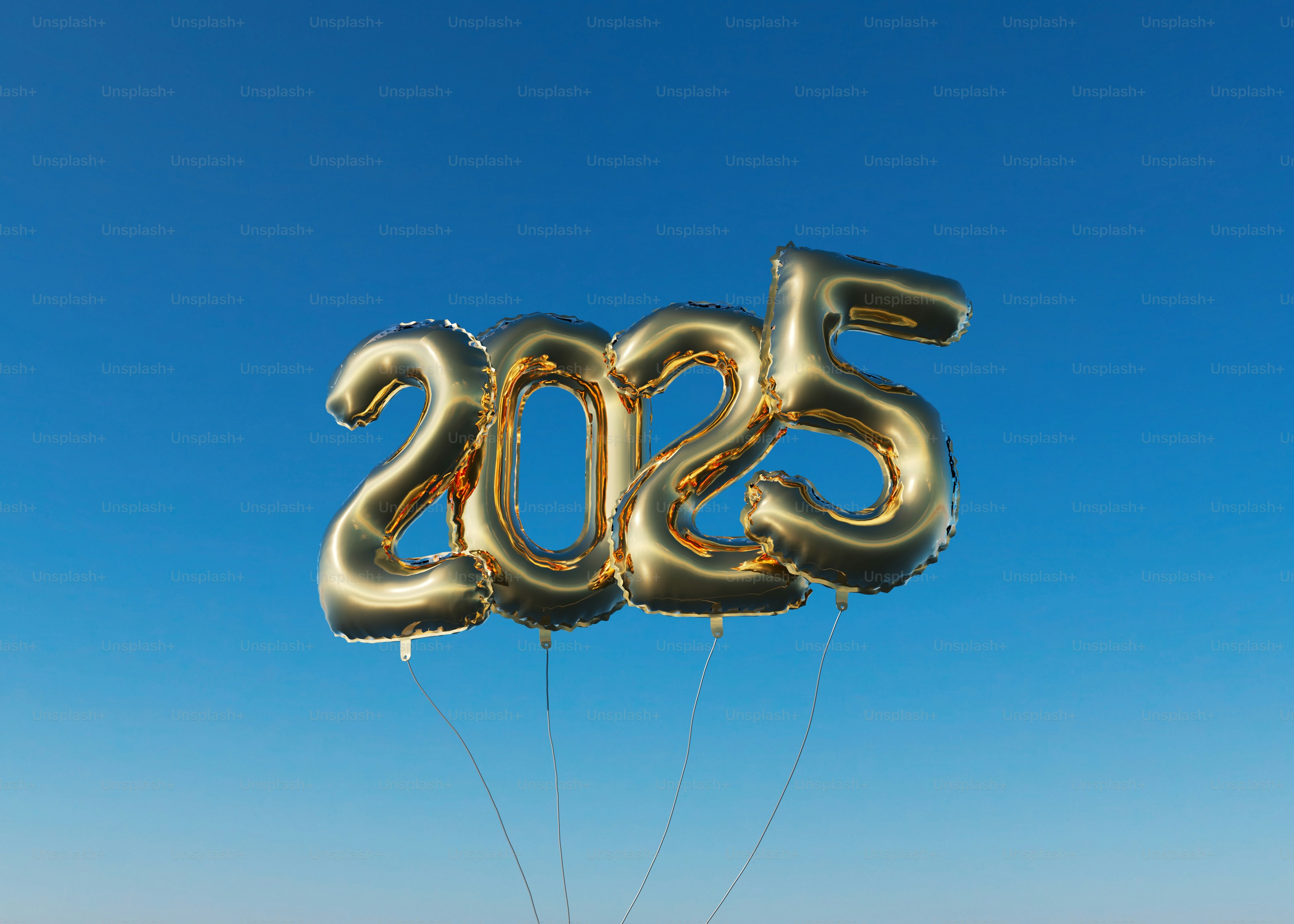 Eine Gruppe von Menschen, die unter blauem Himmel auf einem Strand stehen