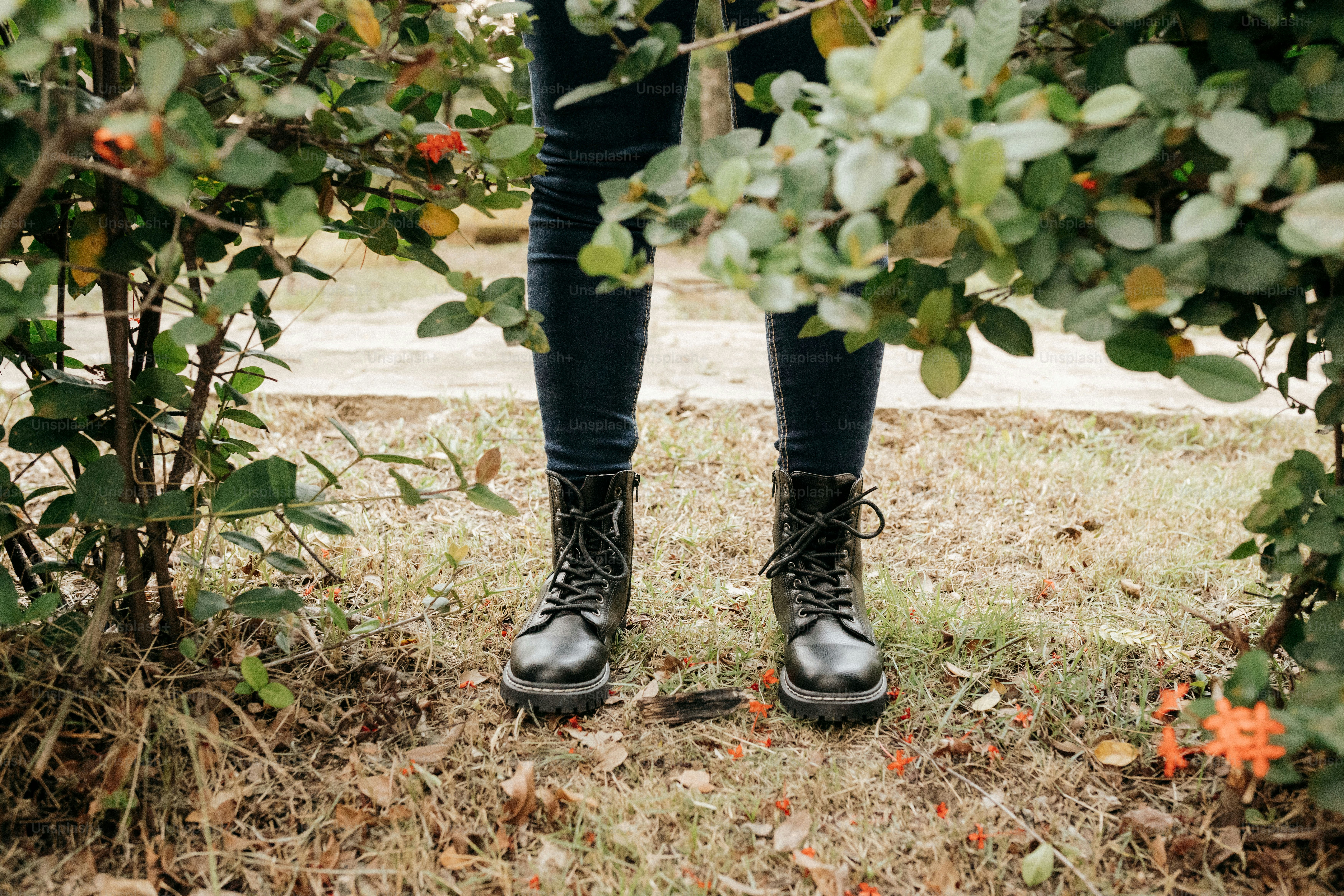검은 장화를 신고 들판에 서 있는 사람