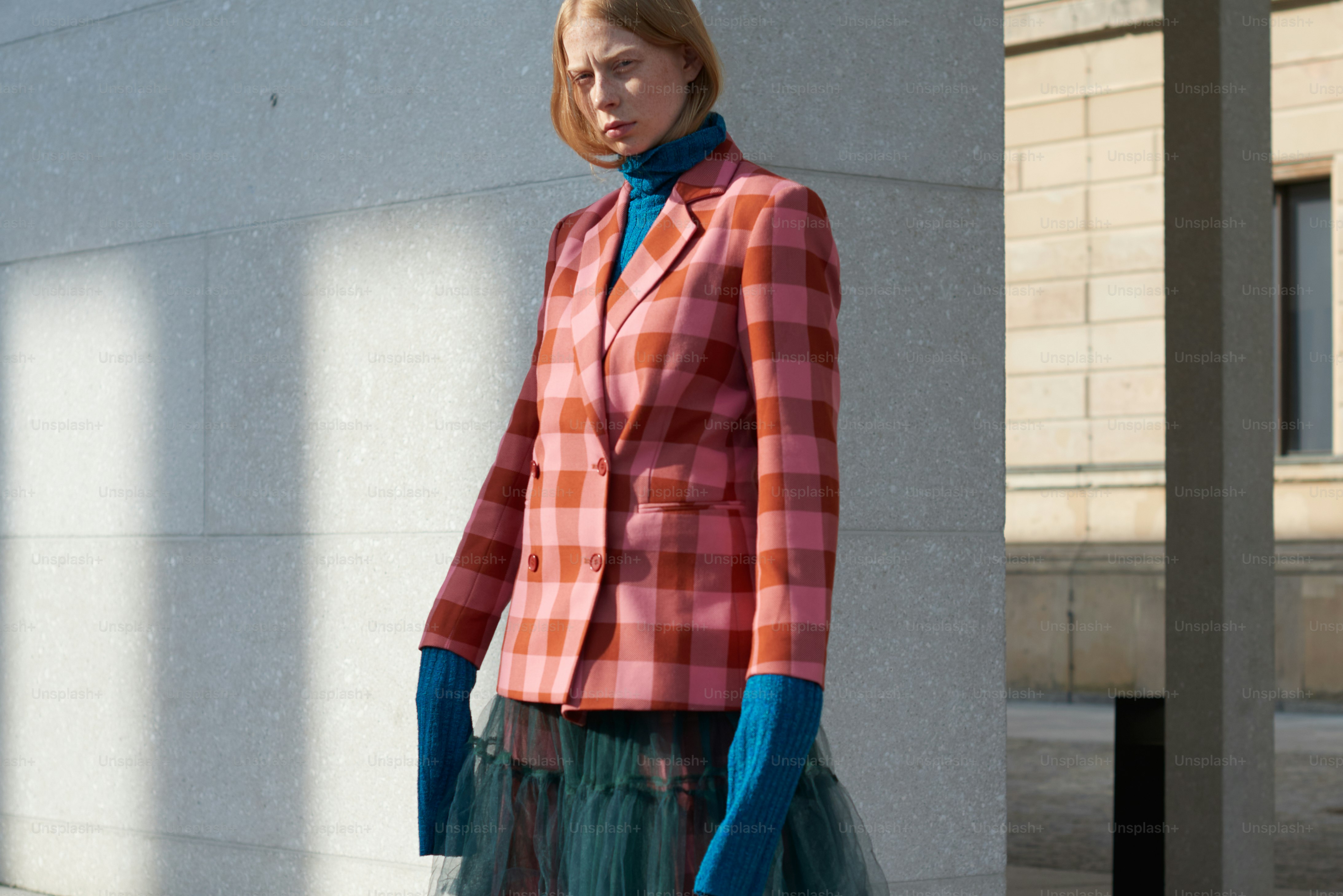 Uma mulher em pé na frente de um prédio