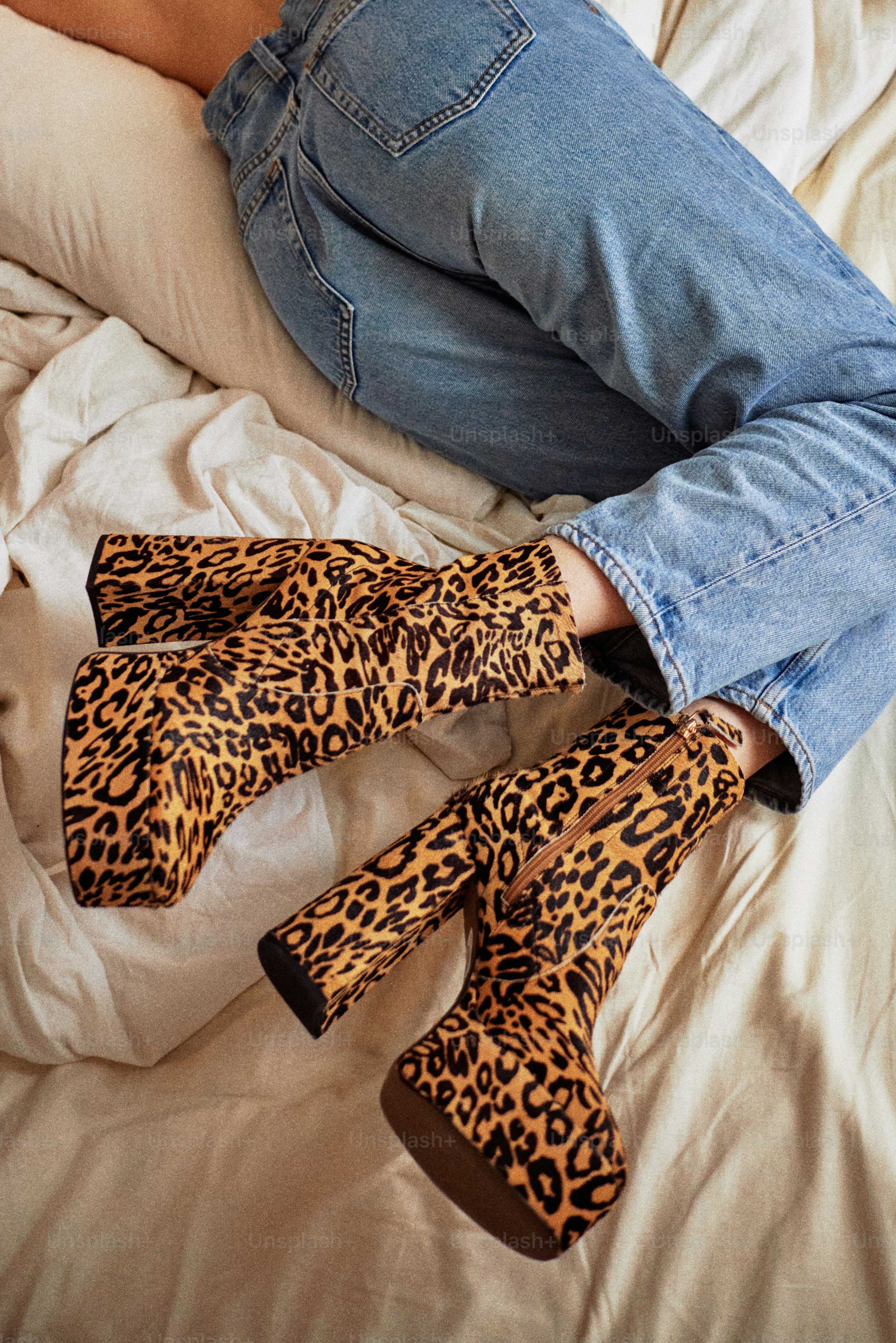 Uma mulher deitada em uma cama usando botas de estampa de leopardo foto –  Imagem sobre Botas na Unsplash, image size:3000x4495